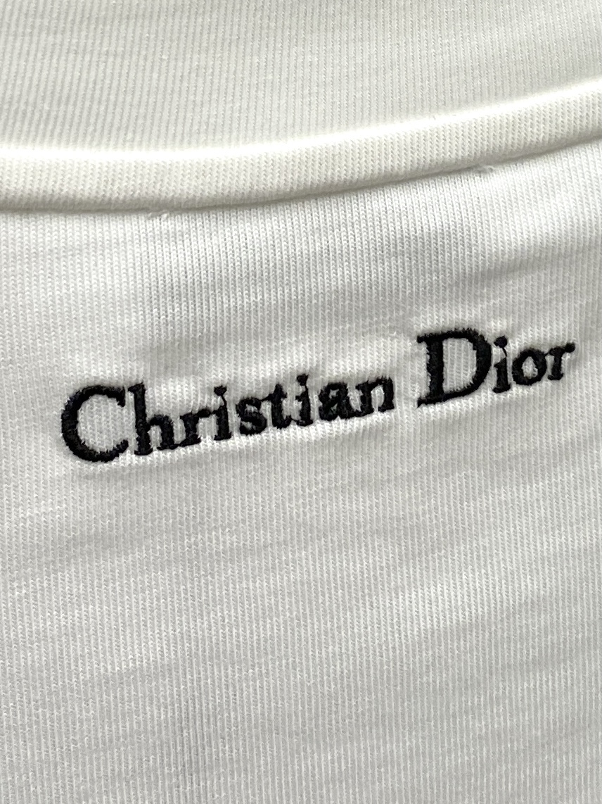 🌾退换！迪奥、2025新品短袖T恤，帅气时尚，胸前精致刺绣字母logo，简约百搭款。面料棉 不仅挺括，保