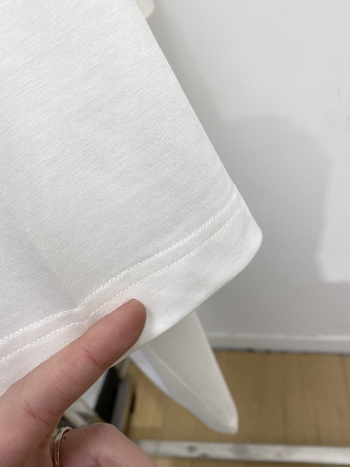 🌾退换！迪奥、2025新品短袖T恤，帅气时尚，胸前精致刺绣字母logo，简约百搭款。面料棉 不仅挺括，保