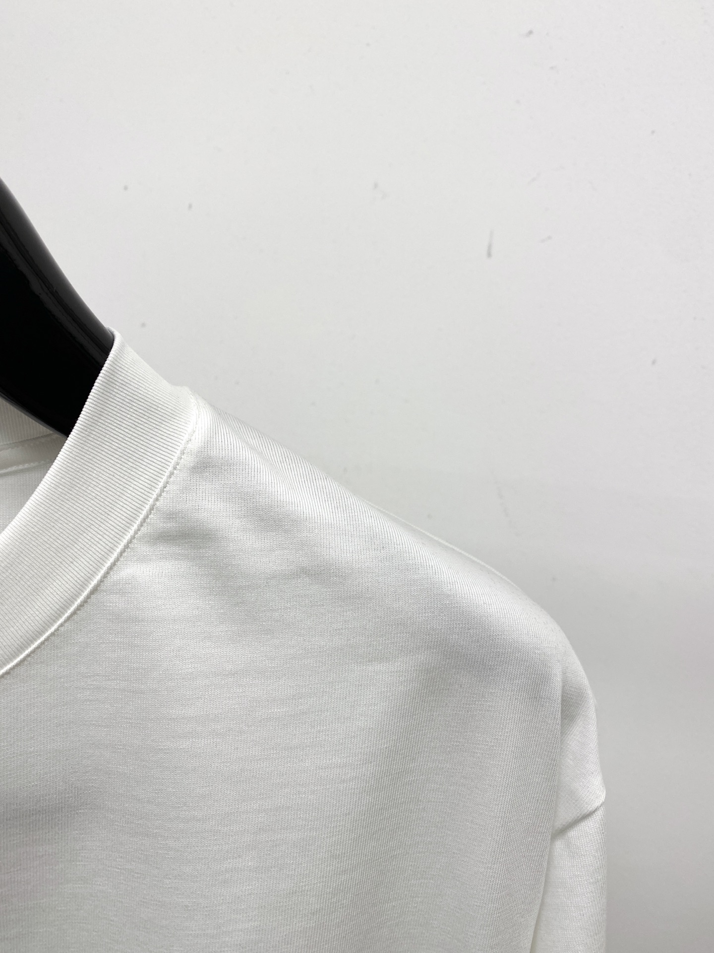 🌾退换！迪奥、2025新品短袖T恤，帅气时尚，胸前精致刺绣字母logo，简约百搭款。面料棉 不仅挺括，保