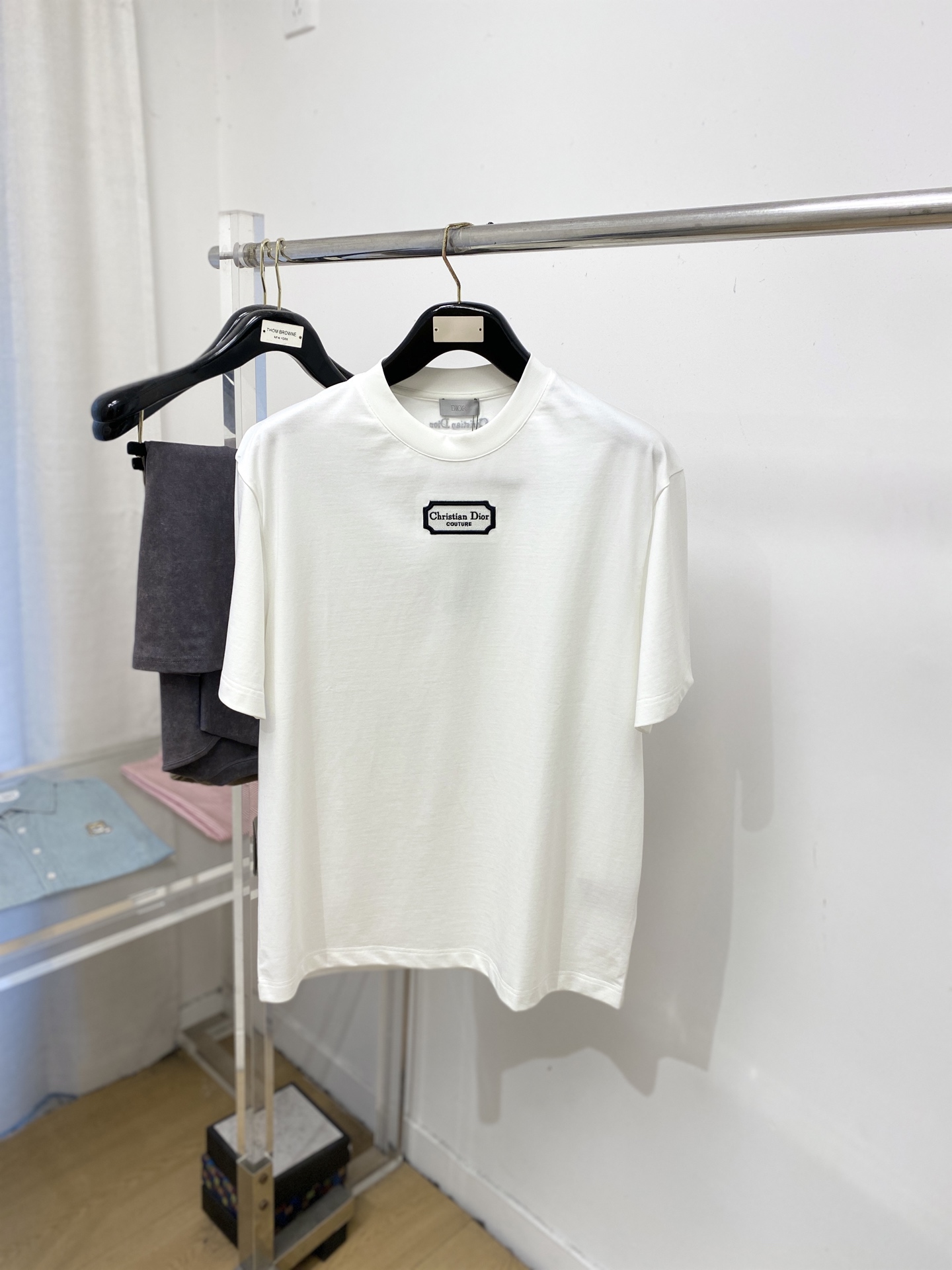 🌾退换！迪奥、2025新品短袖T恤，帅气时尚，胸前精致刺绣字母logo，简约百搭款。面料棉 不仅挺括，保