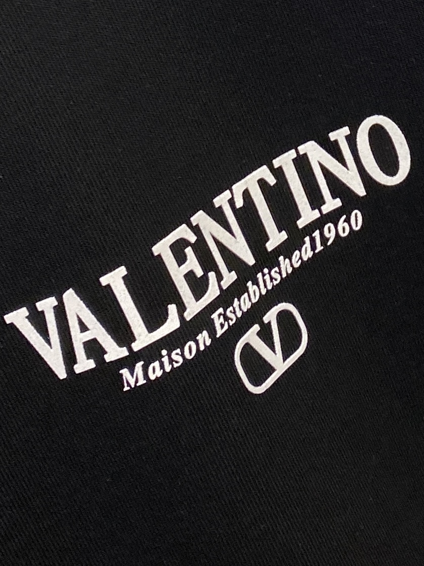 🌾退换！华伦天奴、2025新品短袖T恤，帅气时尚，胸前定价印胶字母logo，简约百搭款。面料棉 不仅挺括