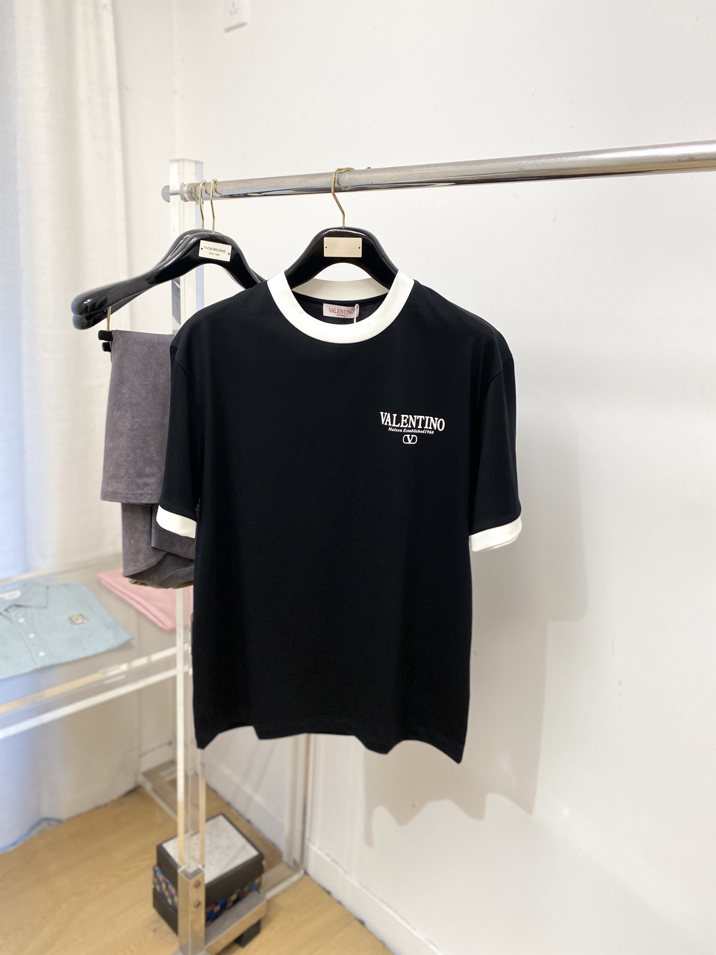 🌾退换！华伦天奴、2025新品短袖T恤，帅气时尚，胸前定价印胶字母logo，简约百搭款。面料棉 不仅挺括