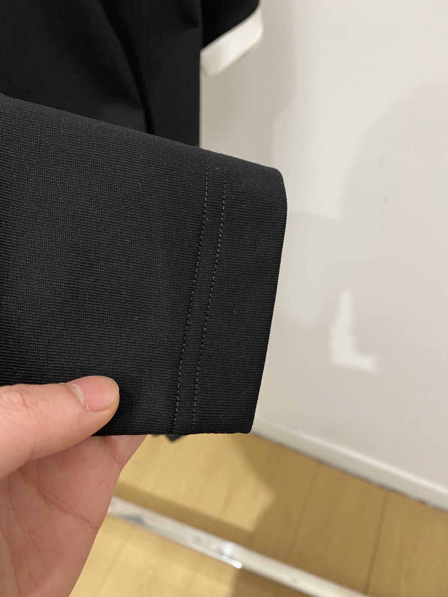 🌾退换！华伦天奴、2025新品短袖T恤，帅气时尚，胸前定价印胶字母logo，简约百搭款。面料棉 不仅挺括