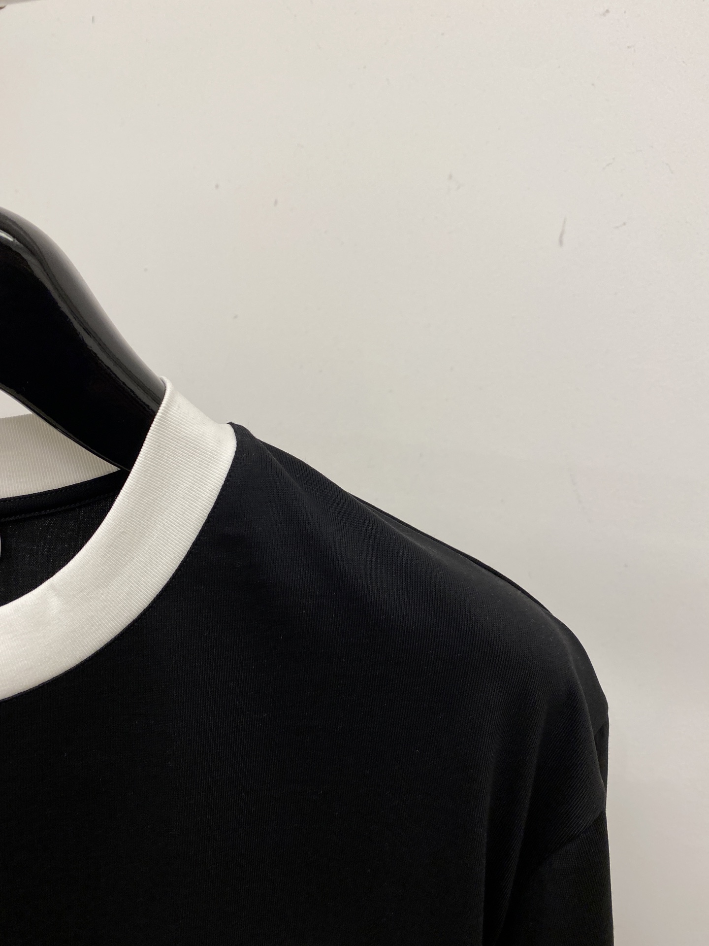 🌾退换！华伦天奴、2025新品短袖T恤，帅气时尚，胸前定价印胶字母logo，简约百搭款。面料棉 不仅挺括