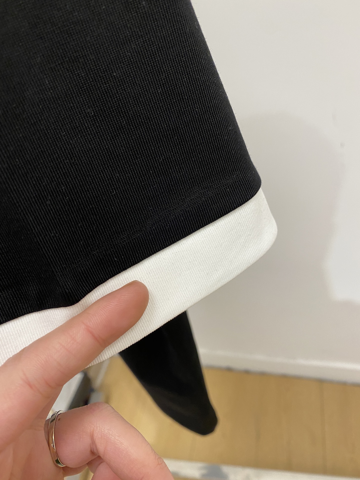 🌾退换！华伦天奴、2025新品短袖T恤，帅气时尚，胸前定价印胶字母logo，简约百搭款。面料棉 不仅挺括