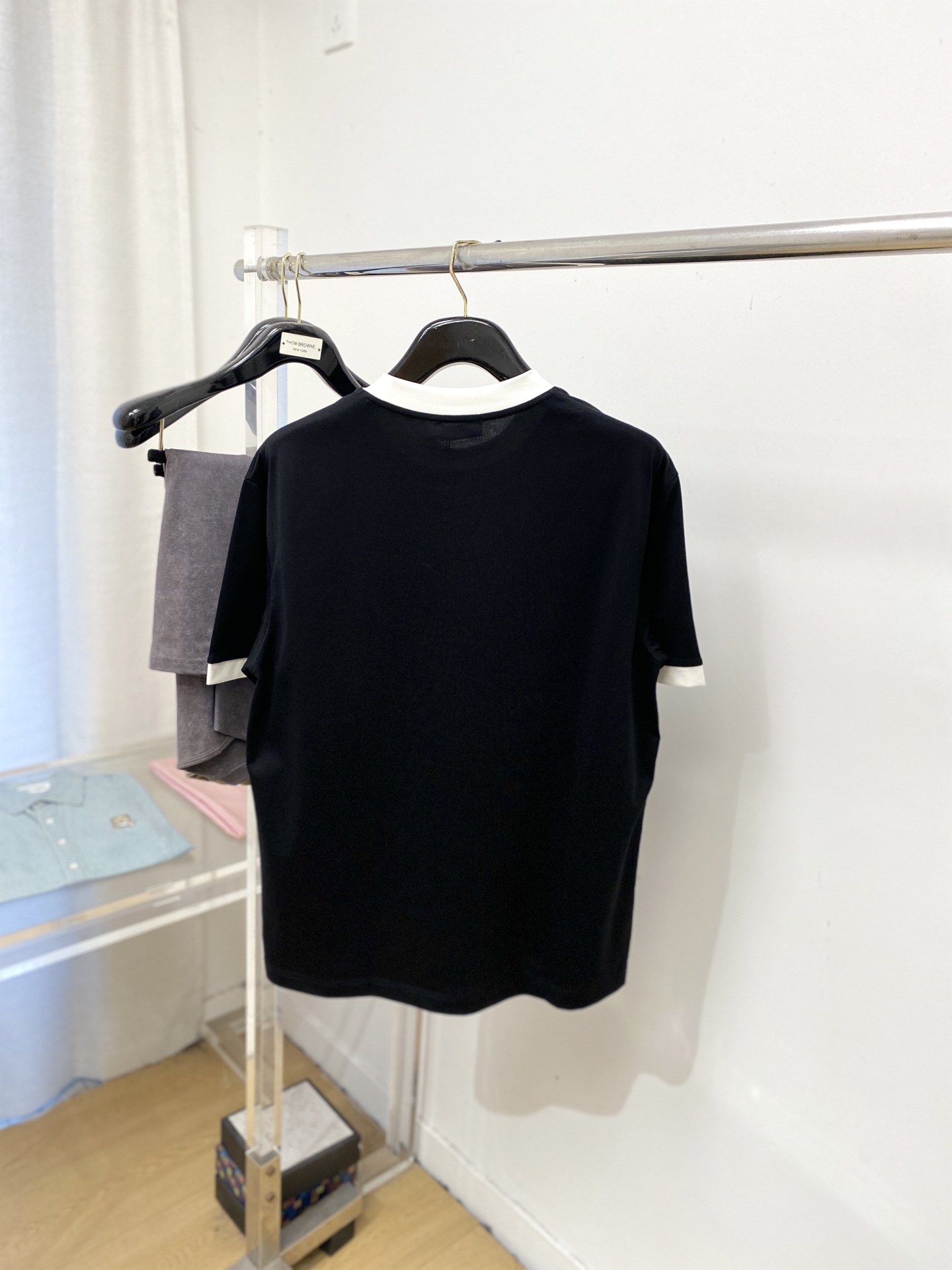 🌾退换！华伦天奴、2025新品短袖T恤，帅气时尚，胸前定价印胶字母logo，简约百搭款。面料棉 不仅挺括