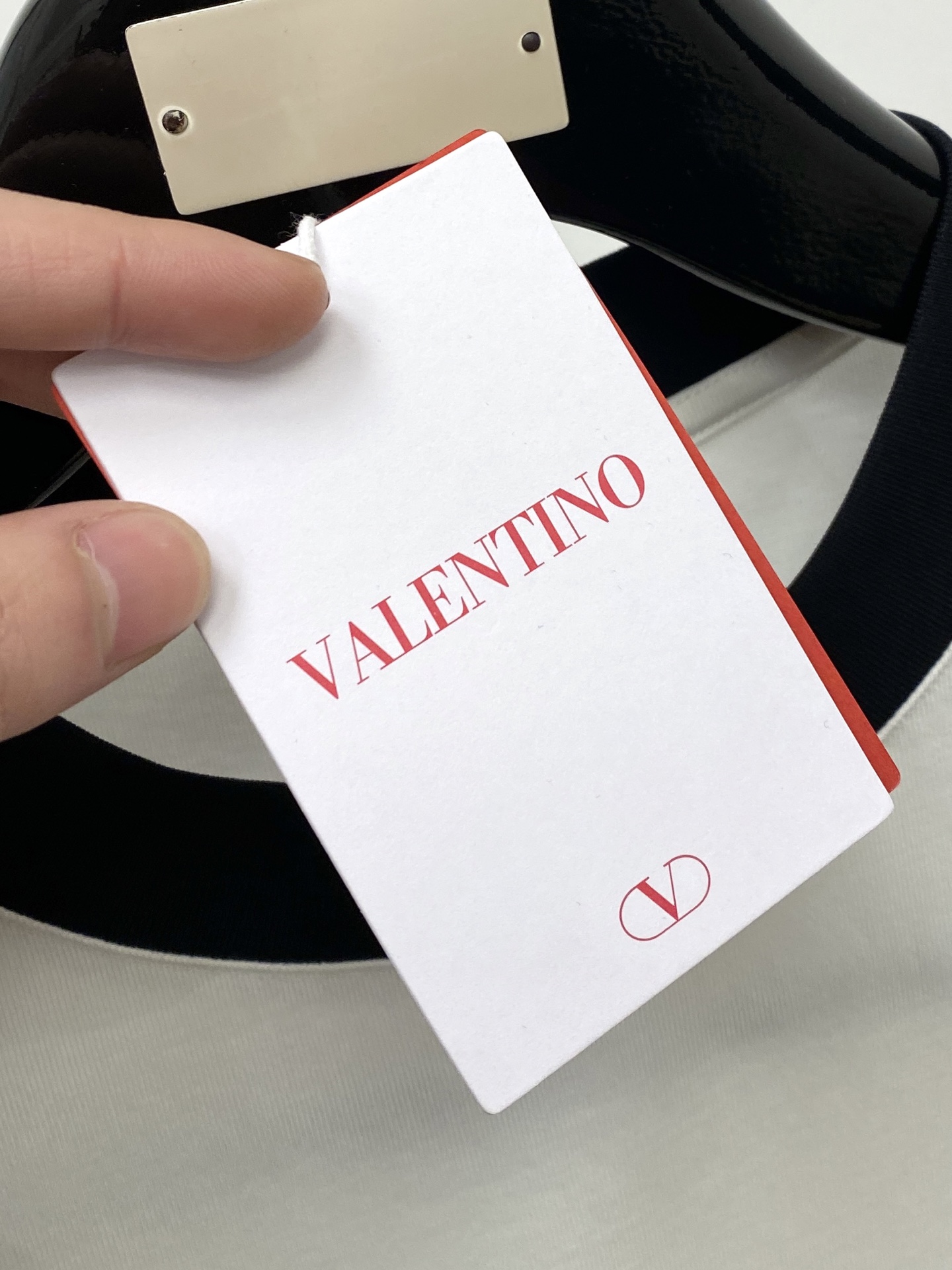 🌾退换！华伦天奴、2025新品短袖T恤，帅气时尚，胸前定价印胶字母logo，简约百搭款。面料棉 不仅挺括