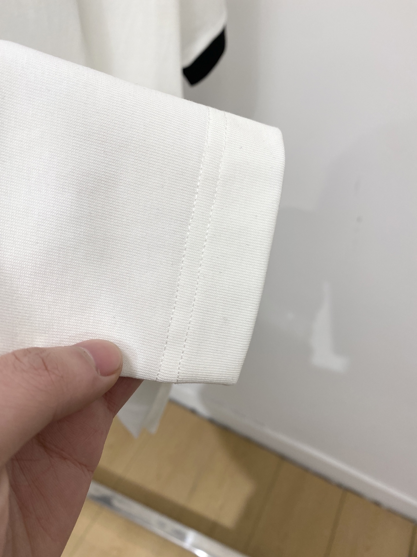 🌾退换！华伦天奴、2025新品短袖T恤，帅气时尚，胸前定价印胶字母logo，简约百搭款。面料棉 不仅挺括