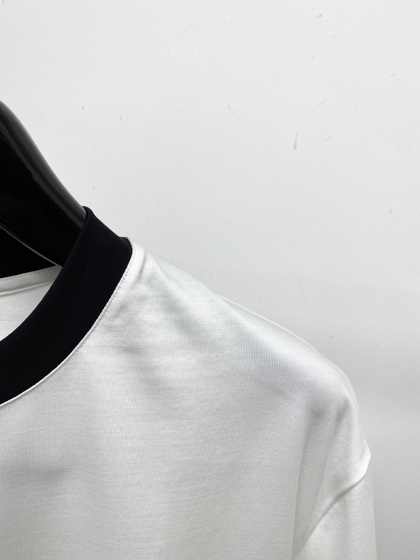 🌾退换！华伦天奴、2025新品短袖T恤，帅气时尚，胸前定价印胶字母logo，简约百搭款。面料棉 不仅挺括