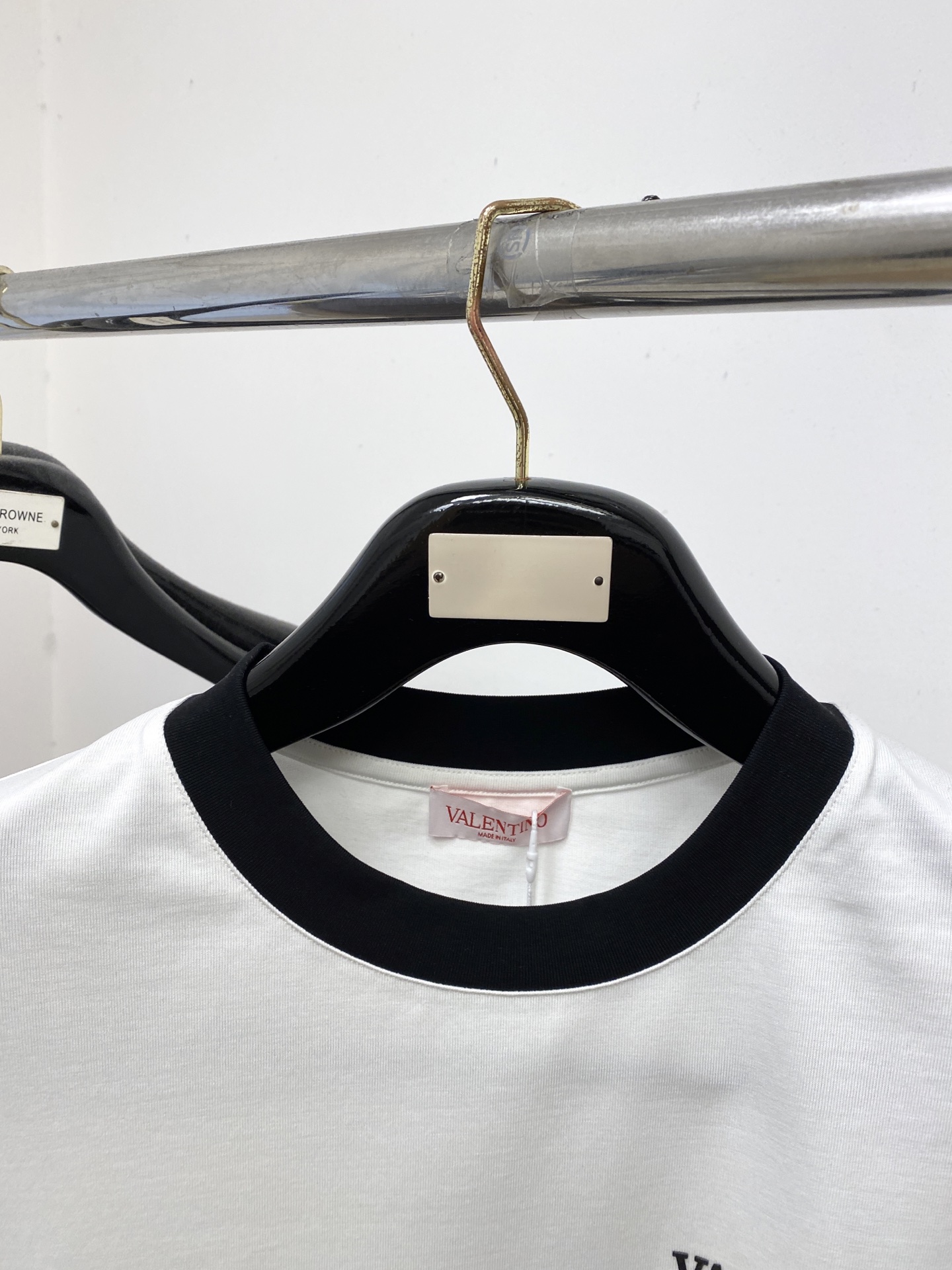 🌾退换！华伦天奴、2025新品短袖T恤，帅气时尚，胸前定价印胶字母logo，简约百搭款。面料棉 不仅挺括