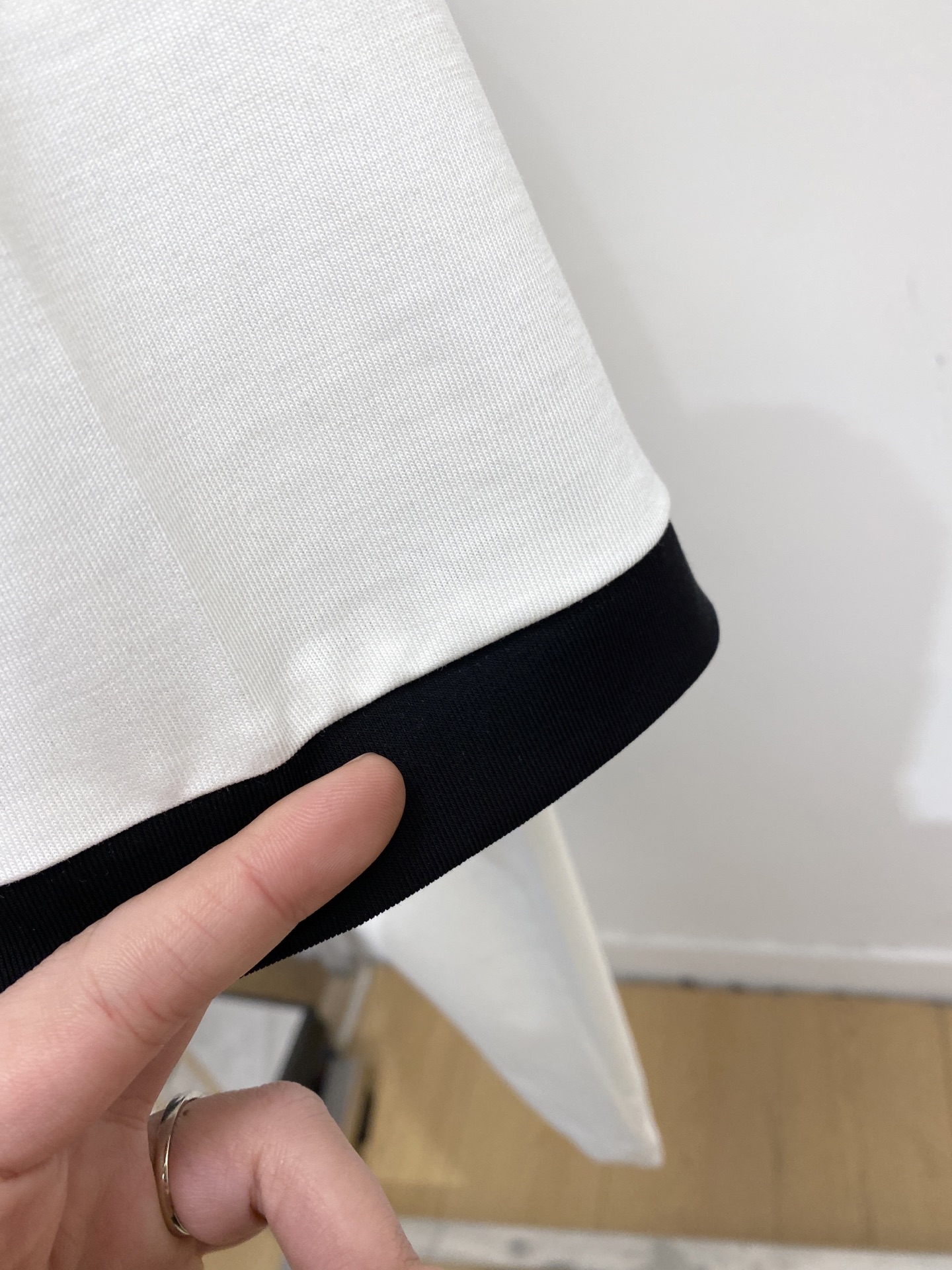 🌾退换！华伦天奴、2025新品短袖T恤，帅气时尚，胸前定价印胶字母logo，简约百搭款。面料棉 不仅挺括