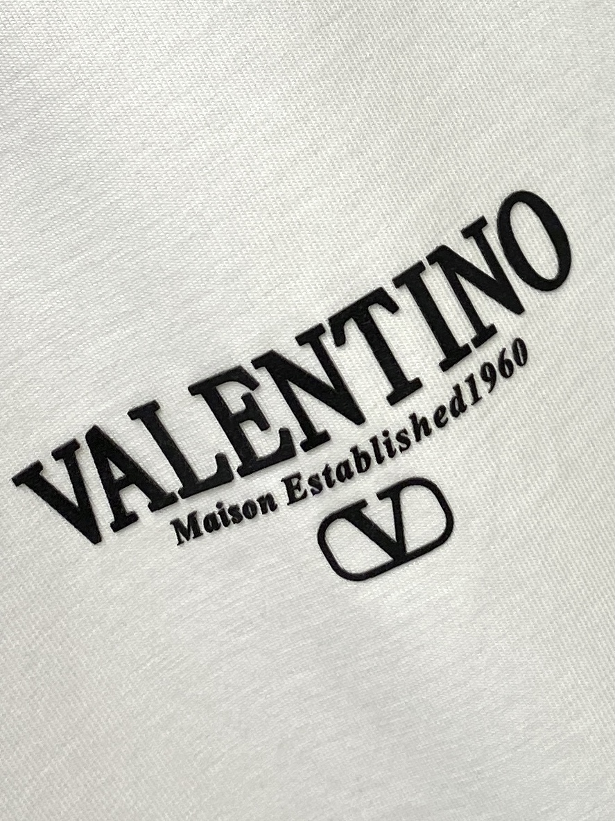 🌾退换！华伦天奴、2025新品短袖T恤，帅气时尚，胸前定价印胶字母logo，简约百搭款。面料棉 不仅挺括