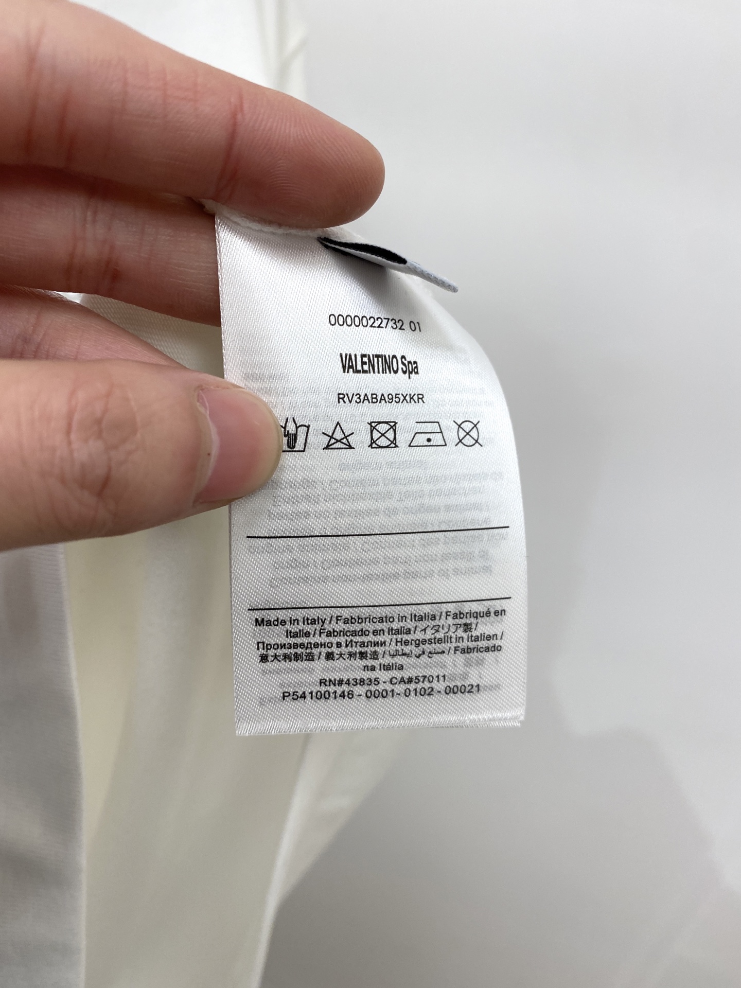 🌾退换！华伦天奴、2025新品短袖T恤，帅气时尚，胸前定价印胶字母logo，简约百搭款。面料棉 不仅挺括