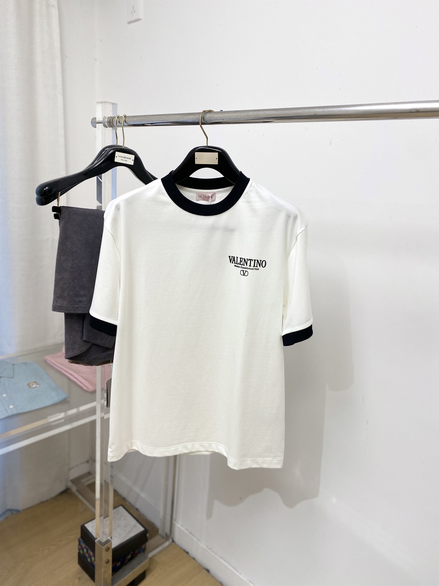 🌾退换！华伦天奴、2025新品短袖T恤，帅气时尚，胸前定价印胶字母logo，简约百搭款。面料棉 不仅挺括