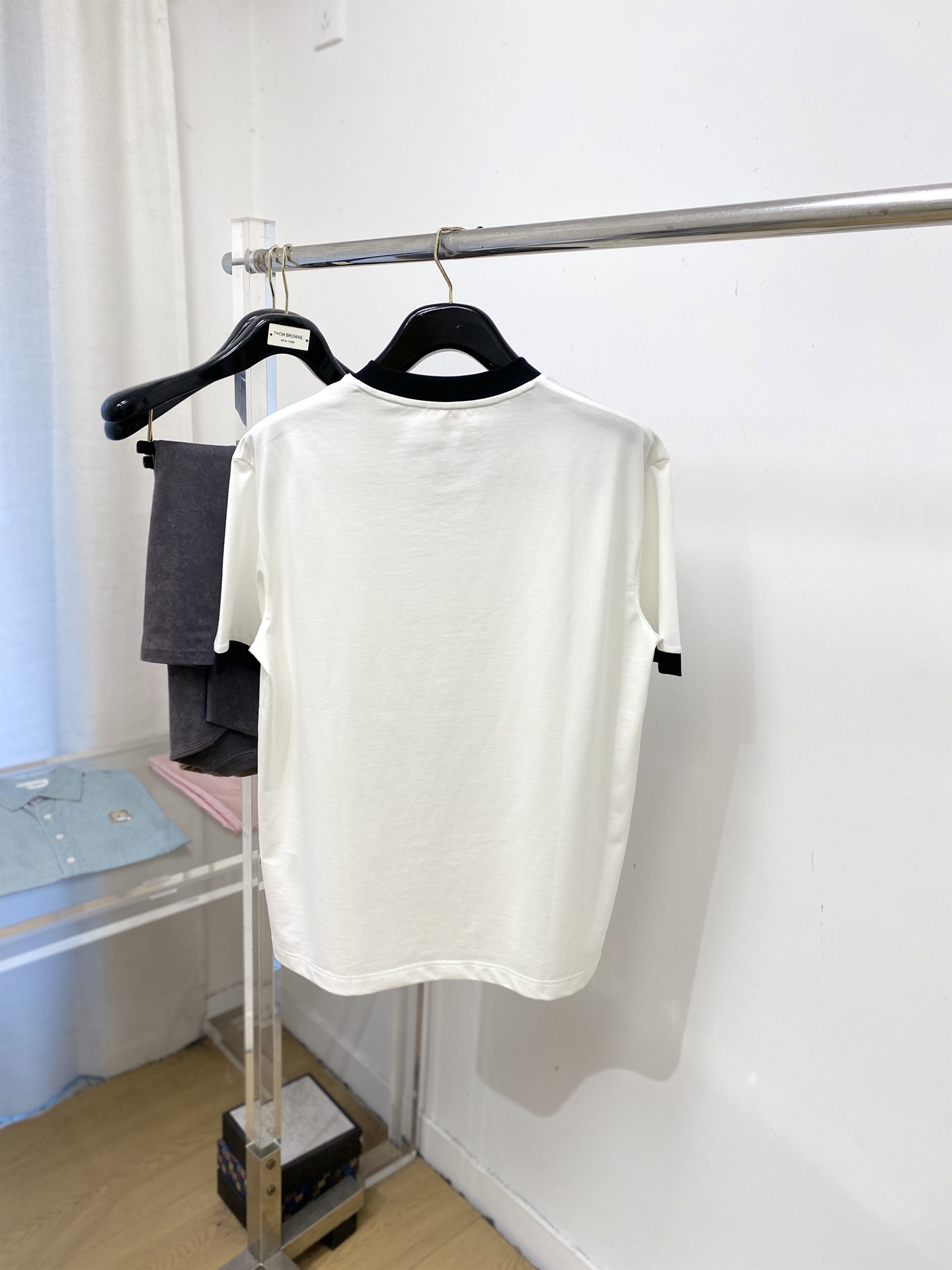 🌾退换！华伦天奴、2025新品短袖T恤，帅气时尚，胸前定价印胶字母logo，简约百搭款。面料棉 不仅挺括