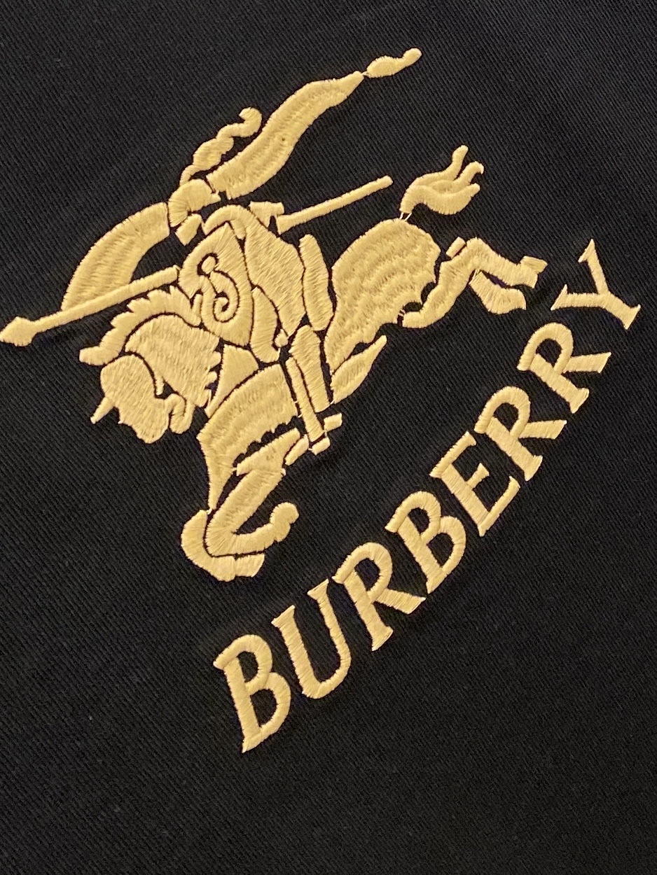 🌾退换！巴宝莉、2025新品短袖T恤，帅气时尚，胸口精致刺绣图案字母logo，简约百搭款。面料棉 不仅挺