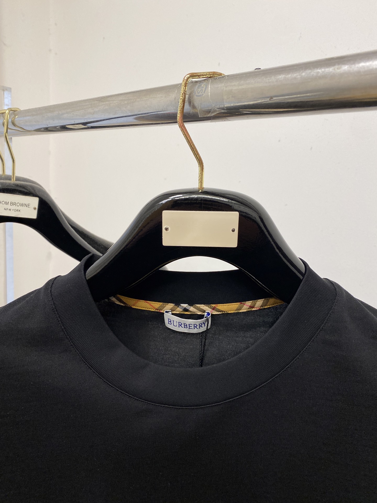 🌾退换！巴宝莉、2025新品短袖T恤，帅气时尚，胸口精致刺绣图案字母logo，简约百搭款。面料棉 不仅挺