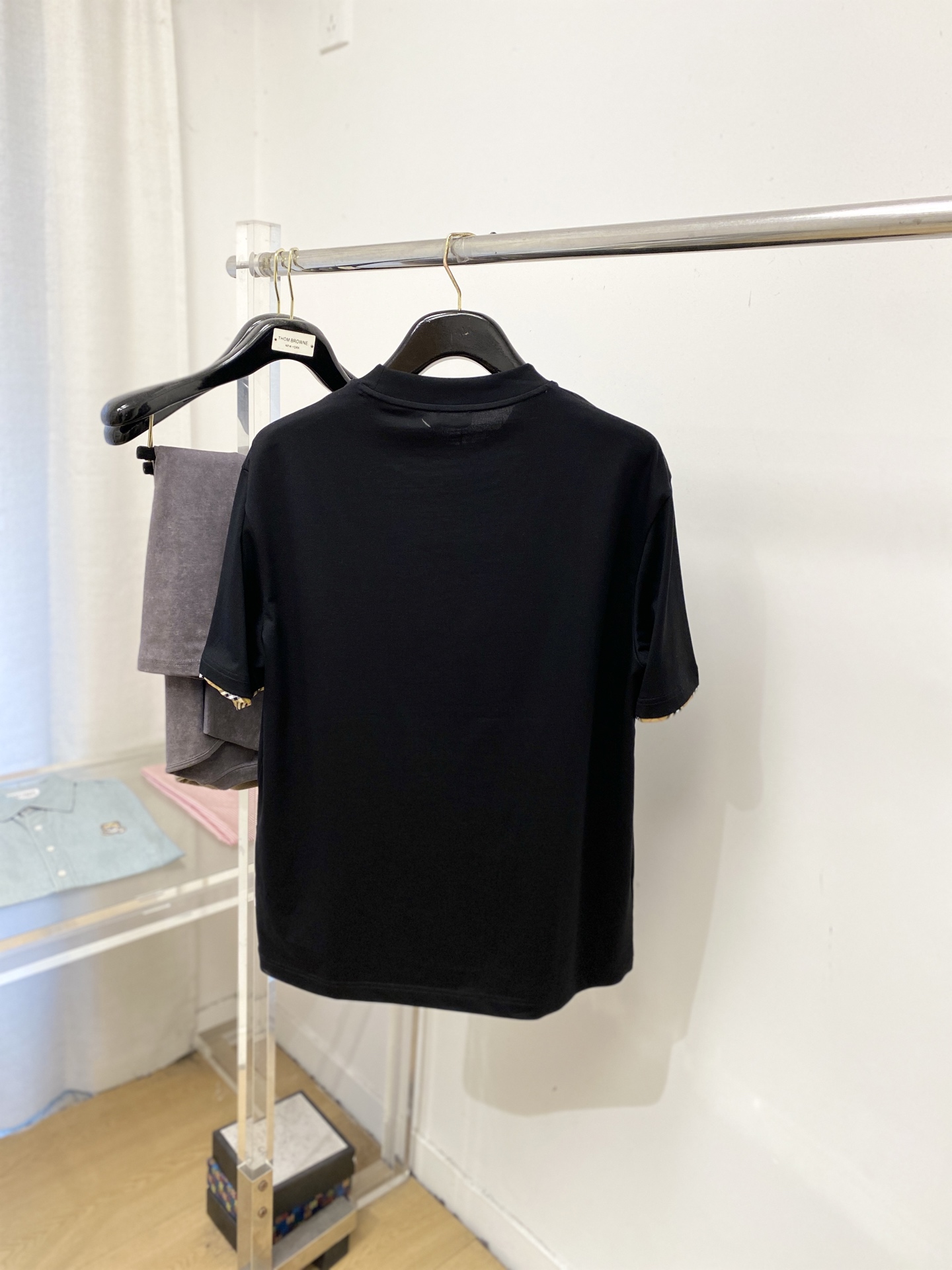 🌾退换！巴宝莉、2025新品短袖T恤，帅气时尚，胸口精致刺绣图案字母logo，简约百搭款。面料棉 不仅挺