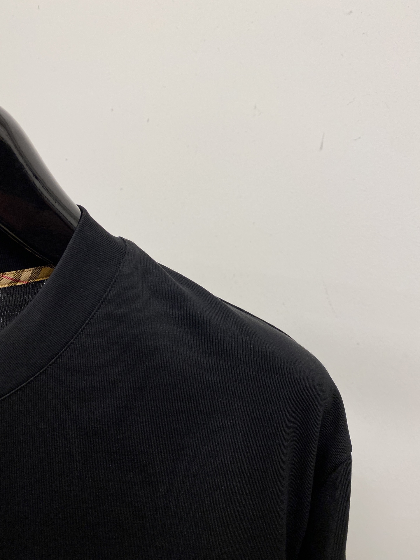 🌾退换！巴宝莉、2025新品短袖T恤，帅气时尚，胸口精致刺绣图案字母logo，简约百搭款。面料棉 不仅挺