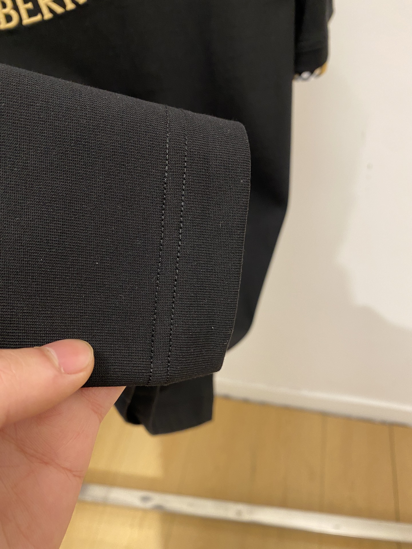 🌾退换！巴宝莉、2025新品短袖T恤，帅气时尚，胸口精致刺绣图案字母logo，简约百搭款。面料棉 不仅挺