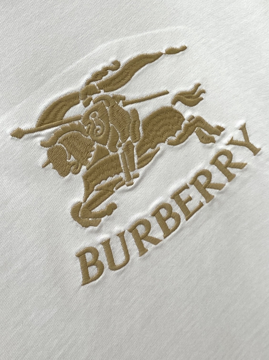 🌾退换！巴宝莉、2025新品短袖T恤，帅气时尚，胸口精致刺绣图案字母logo，简约百搭款。面料棉 不仅挺