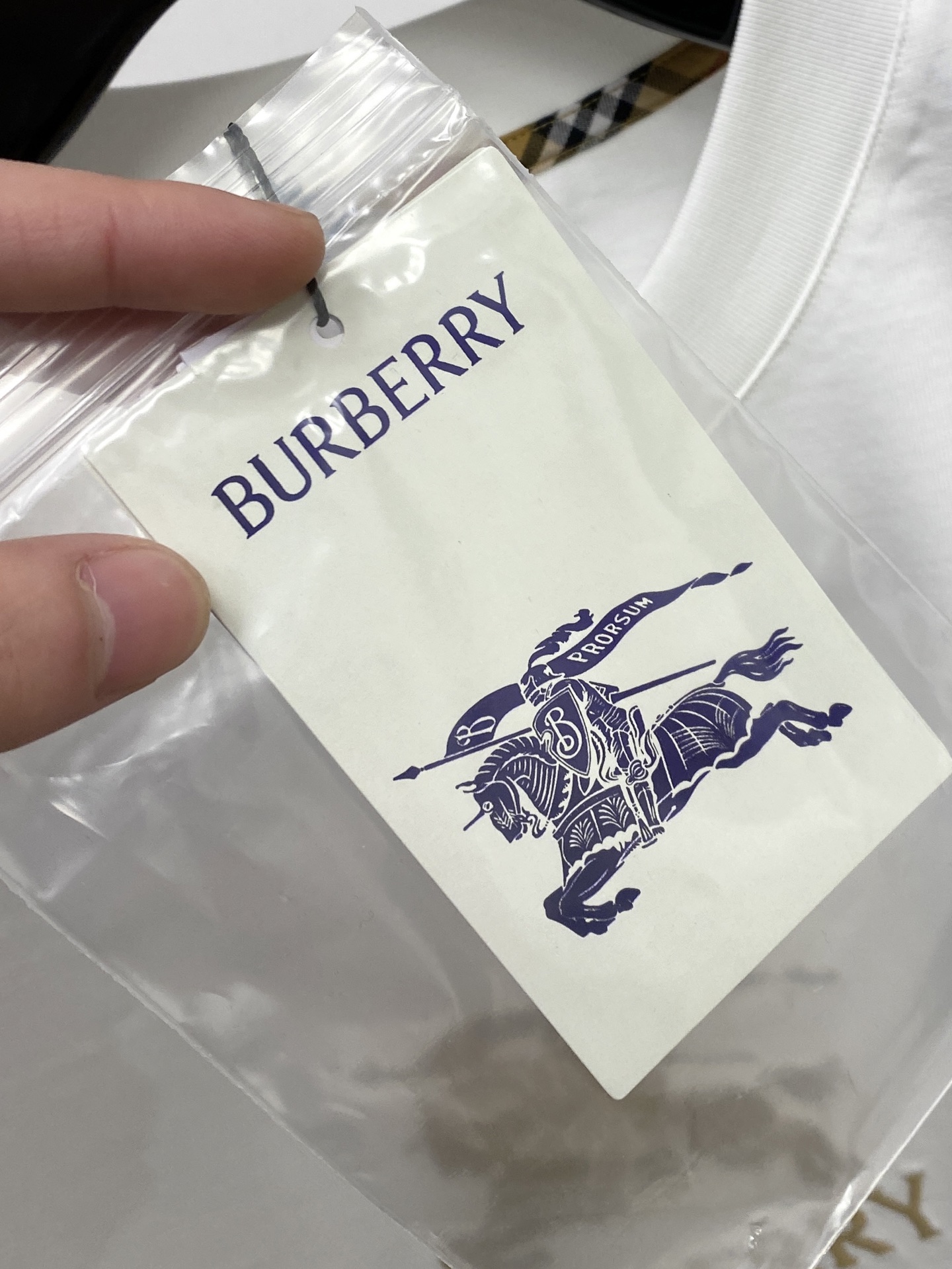 🌾退换！巴宝莉、2025新品短袖T恤，帅气时尚，胸口精致刺绣图案字母logo，简约百搭款。面料棉 不仅挺