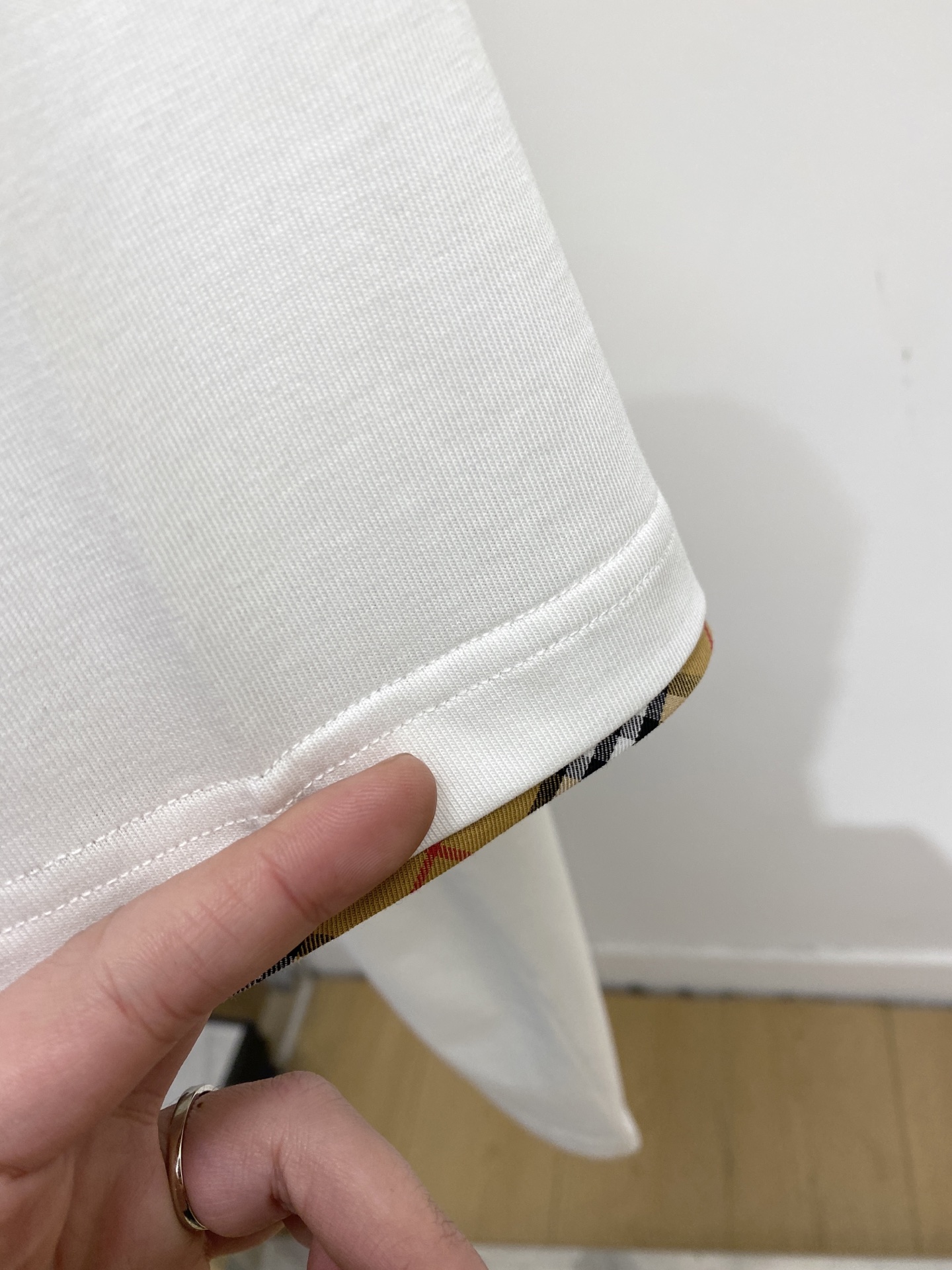 🌾退换！巴宝莉、2025新品短袖T恤，帅气时尚，胸口精致刺绣图案字母logo，简约百搭款。面料棉 不仅挺