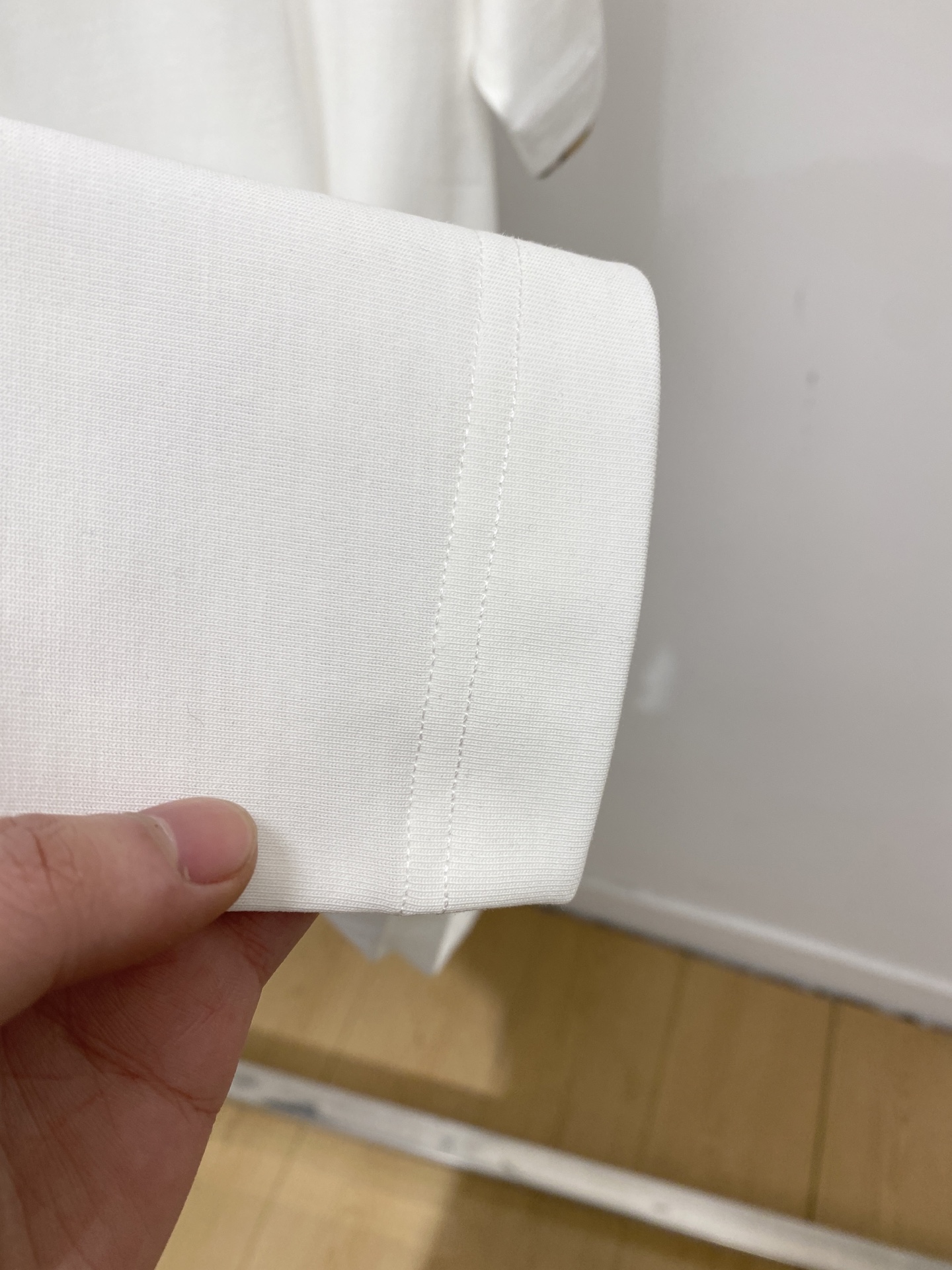 🌾退换！巴宝莉、2025新品短袖T恤，帅气时尚，胸口精致刺绣图案字母logo，简约百搭款。面料棉 不仅挺