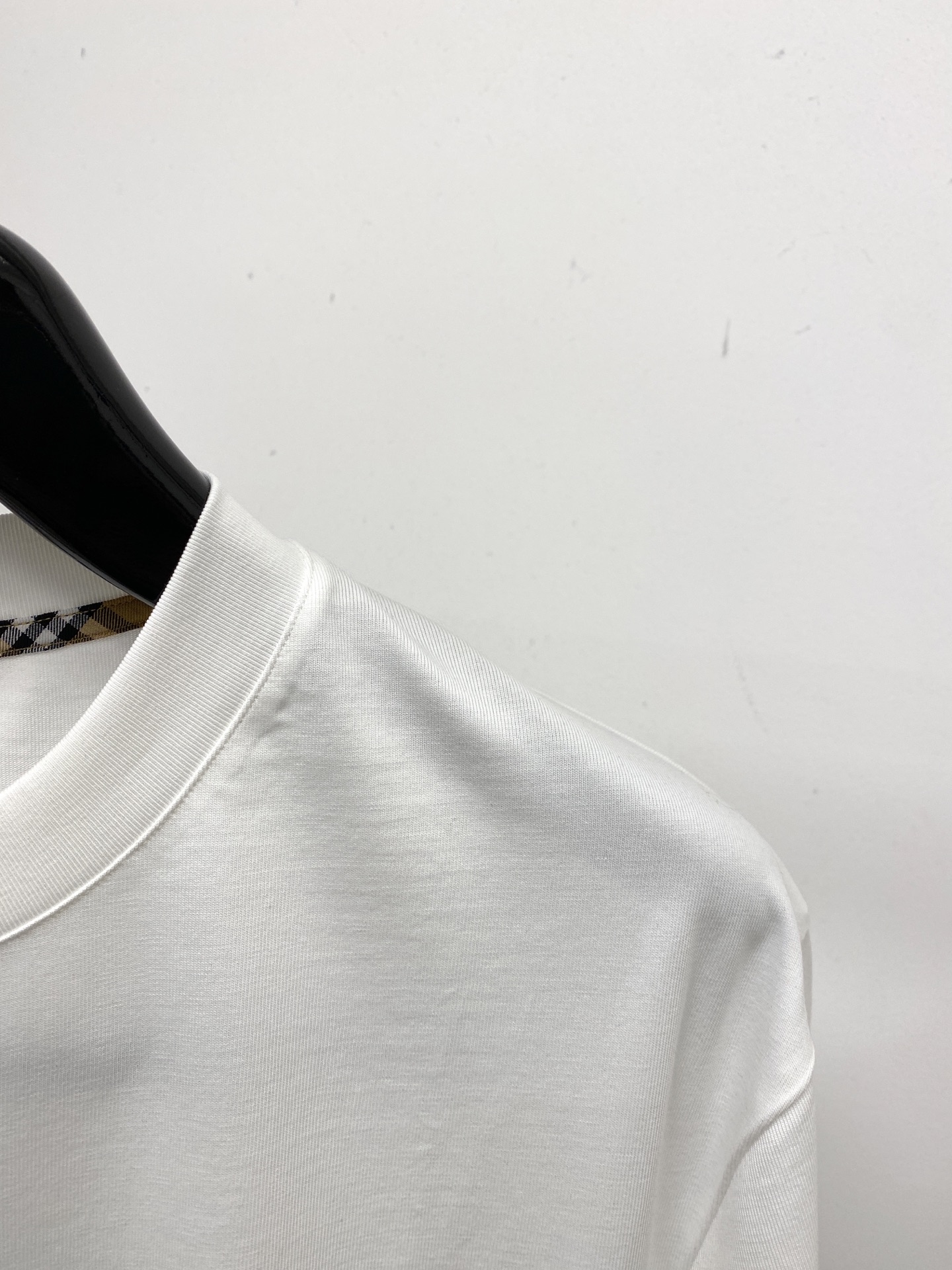 🌾退换！巴宝莉、2025新品短袖T恤，帅气时尚，胸口精致刺绣图案字母logo，简约百搭款。面料棉 不仅挺