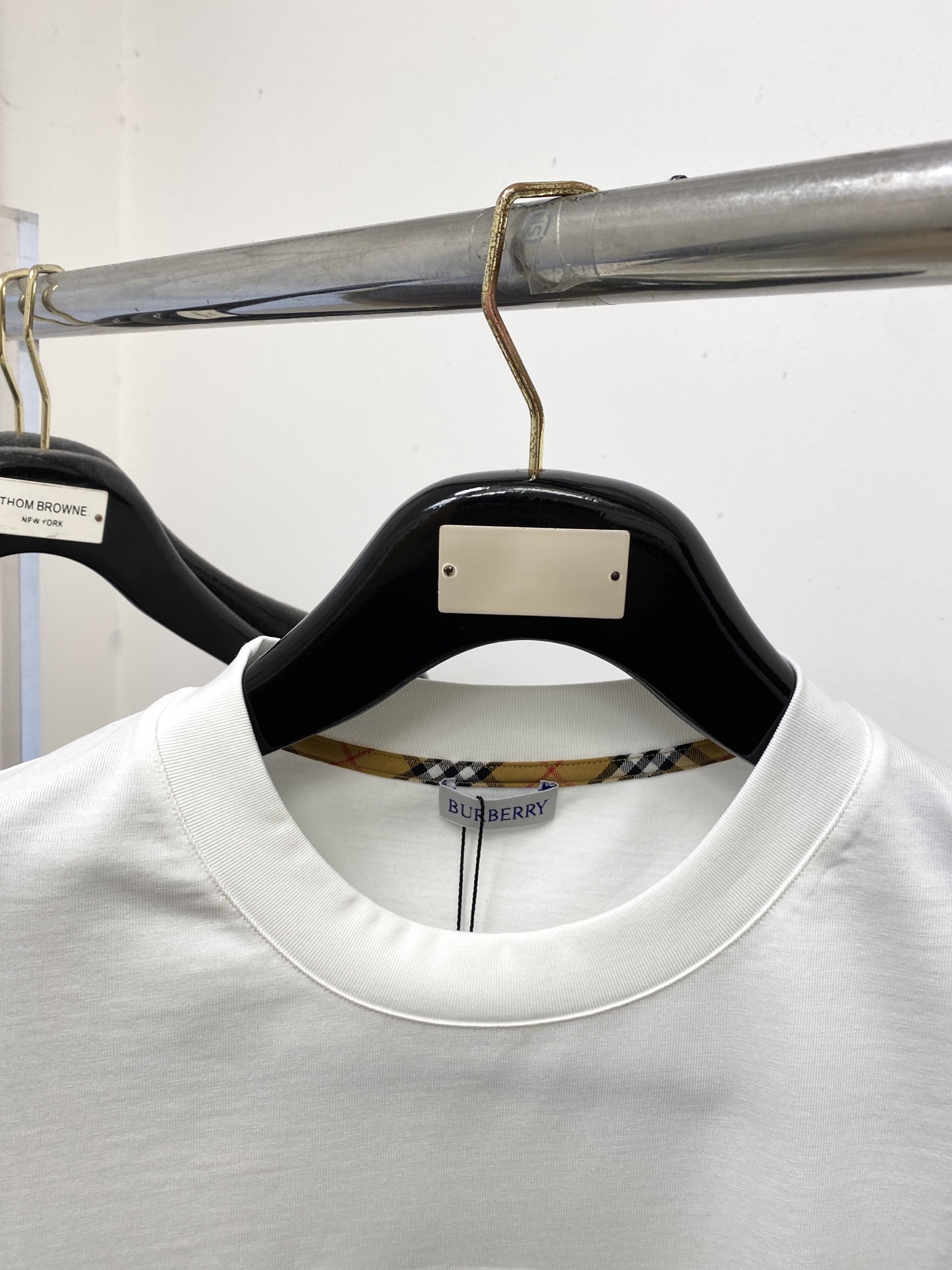 🌾退换！巴宝莉、2025新品短袖T恤，帅气时尚，胸口精致刺绣图案字母logo，简约百搭款。面料棉 不仅挺