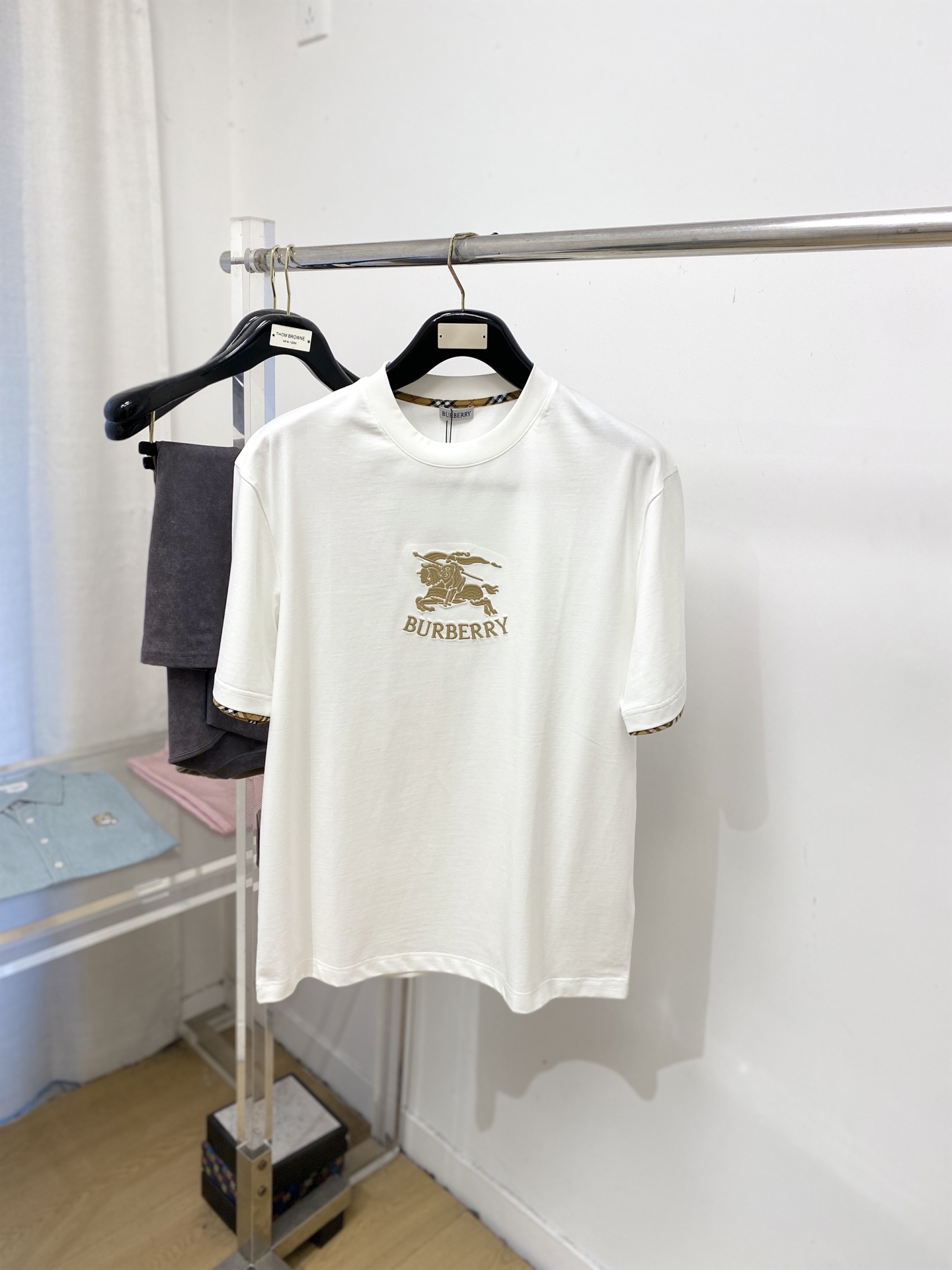 🌾退换！巴宝莉、2025新品短袖T恤，帅气时尚，胸口精致刺绣图案字母logo，简约百搭款。面料棉 不仅挺