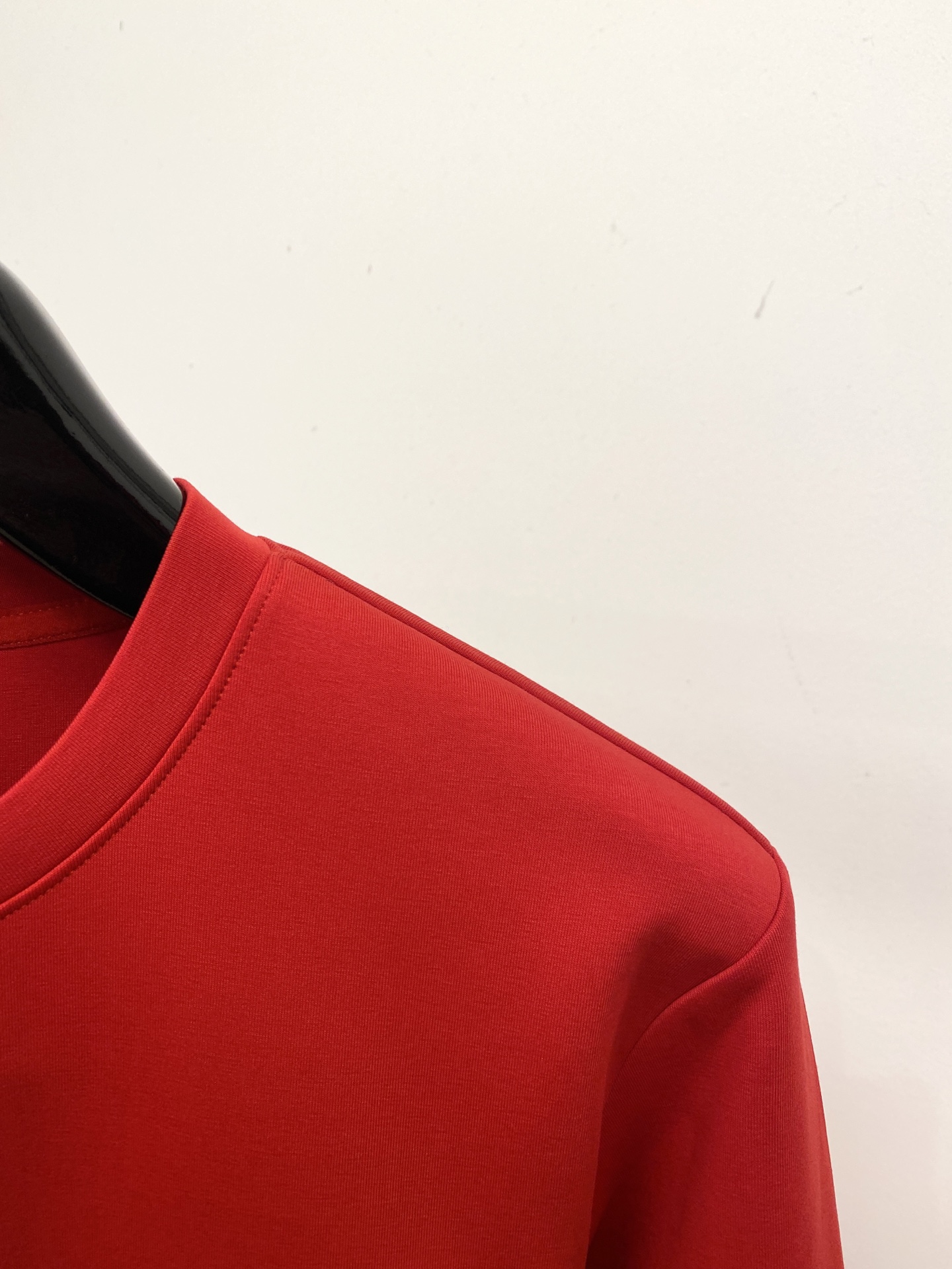 🌾退换！ 芬迪、2025新品卫衣，帅气时尚，胸前刺绣装饰图案logo，简约百搭款。面料棉 不仅挺括，保持