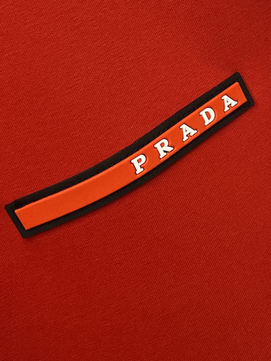 🌾退换！ 普拉达、2025新品卫衣，帅气时尚，胸前顶级印胶字母logo，简约百搭款。面料棉 不仅挺括，保
