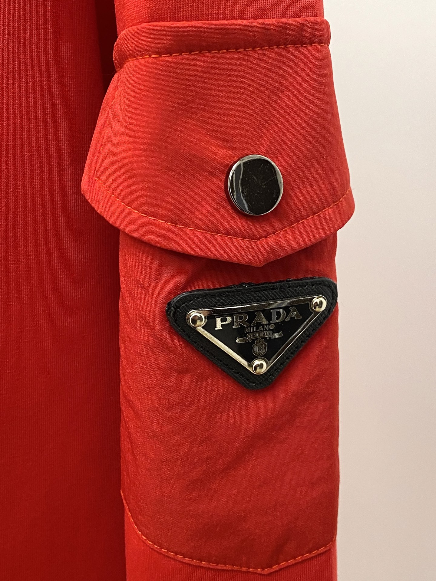 🌾退换！ 普拉达、2025新品卫衣，帅气时尚，胸前顶级印胶字母logo，简约百搭款。面料棉 不仅挺括，保