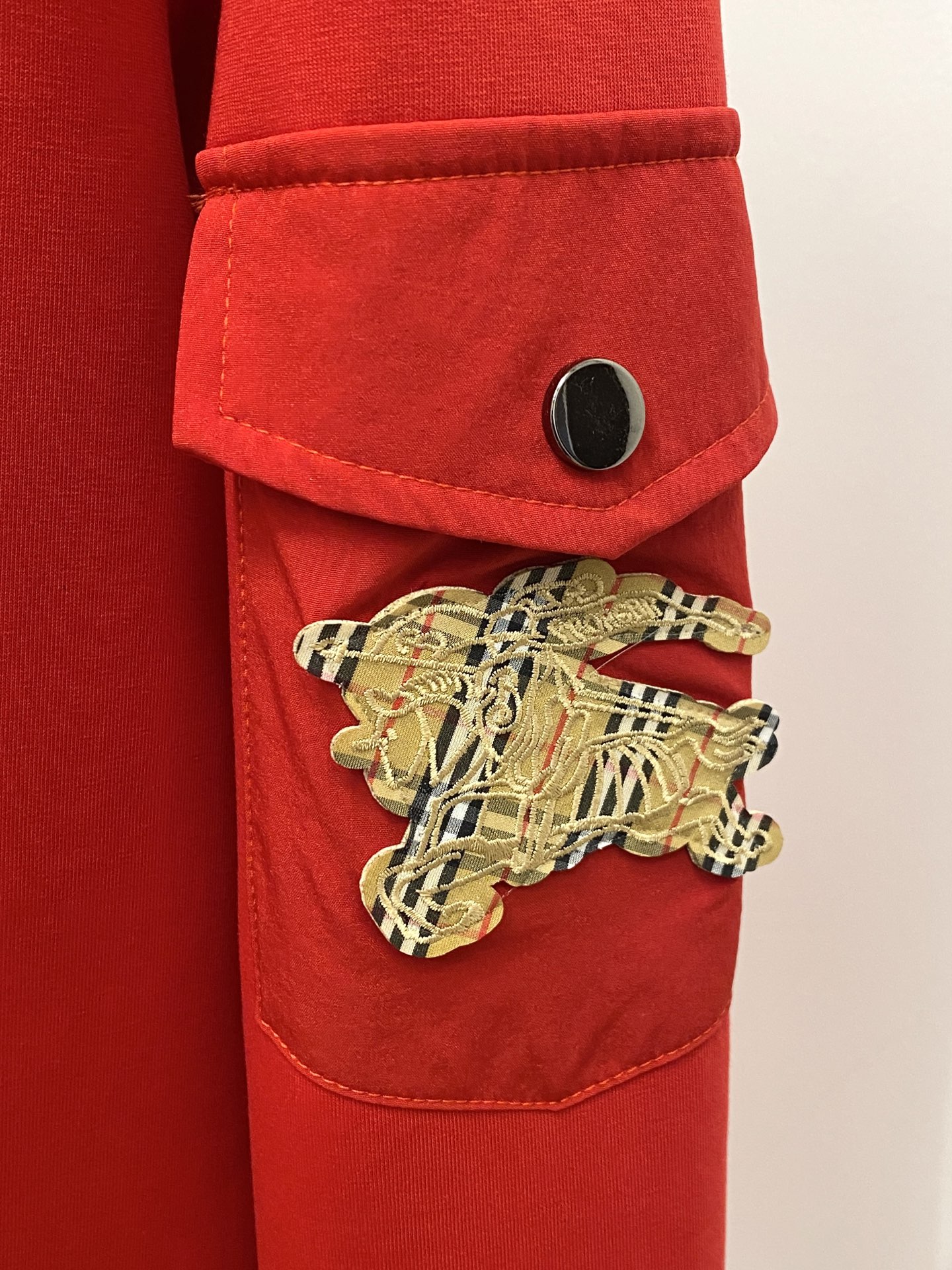 🌾退换！ 巴宝莉、2025新品卫衣，帅气时尚，胸前刺绣装饰图案logo，简约百搭款。面料棉 不仅挺括，保