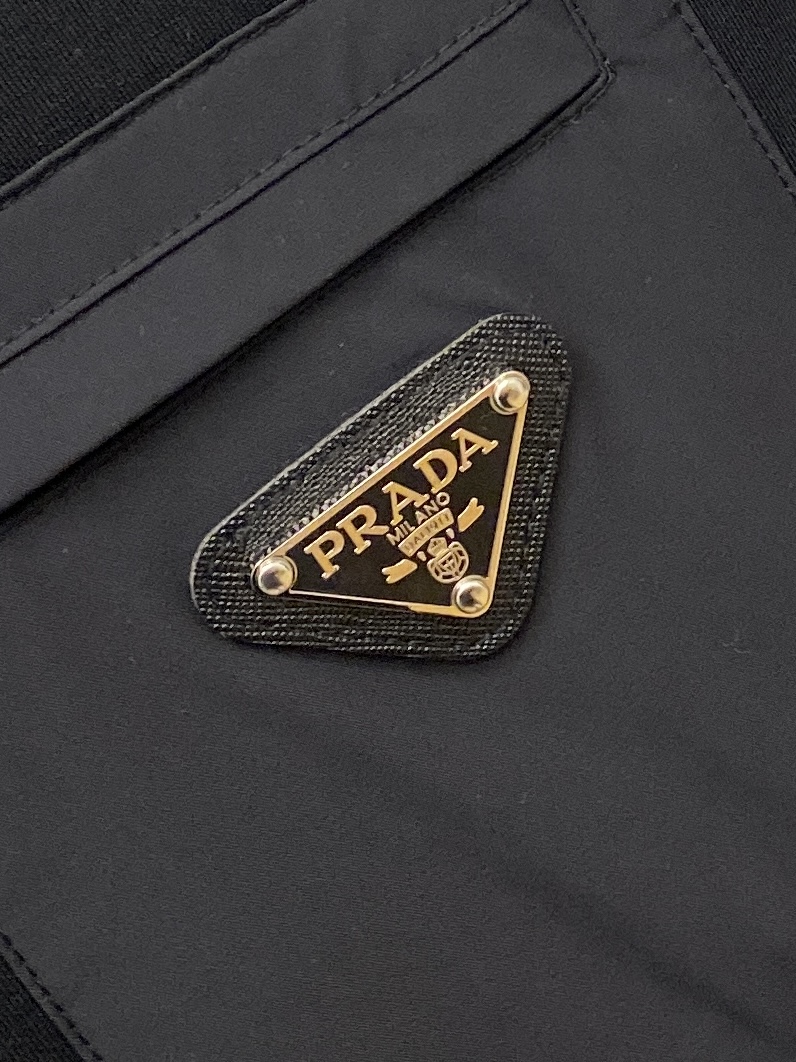 🌾退换！ 普拉达、2025新品长袖卫衣，帅气时尚，胸前五金装饰三角标logo，简约百搭款。面料棉 不仅挺