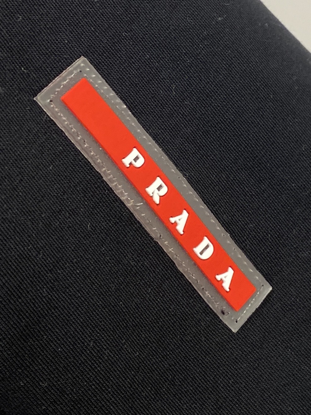 🌾退换！ 普拉达、2025新品长袖卫衣，帅气时尚，胸前五金装饰三角标logo，简约百搭款。面料棉 不仅挺