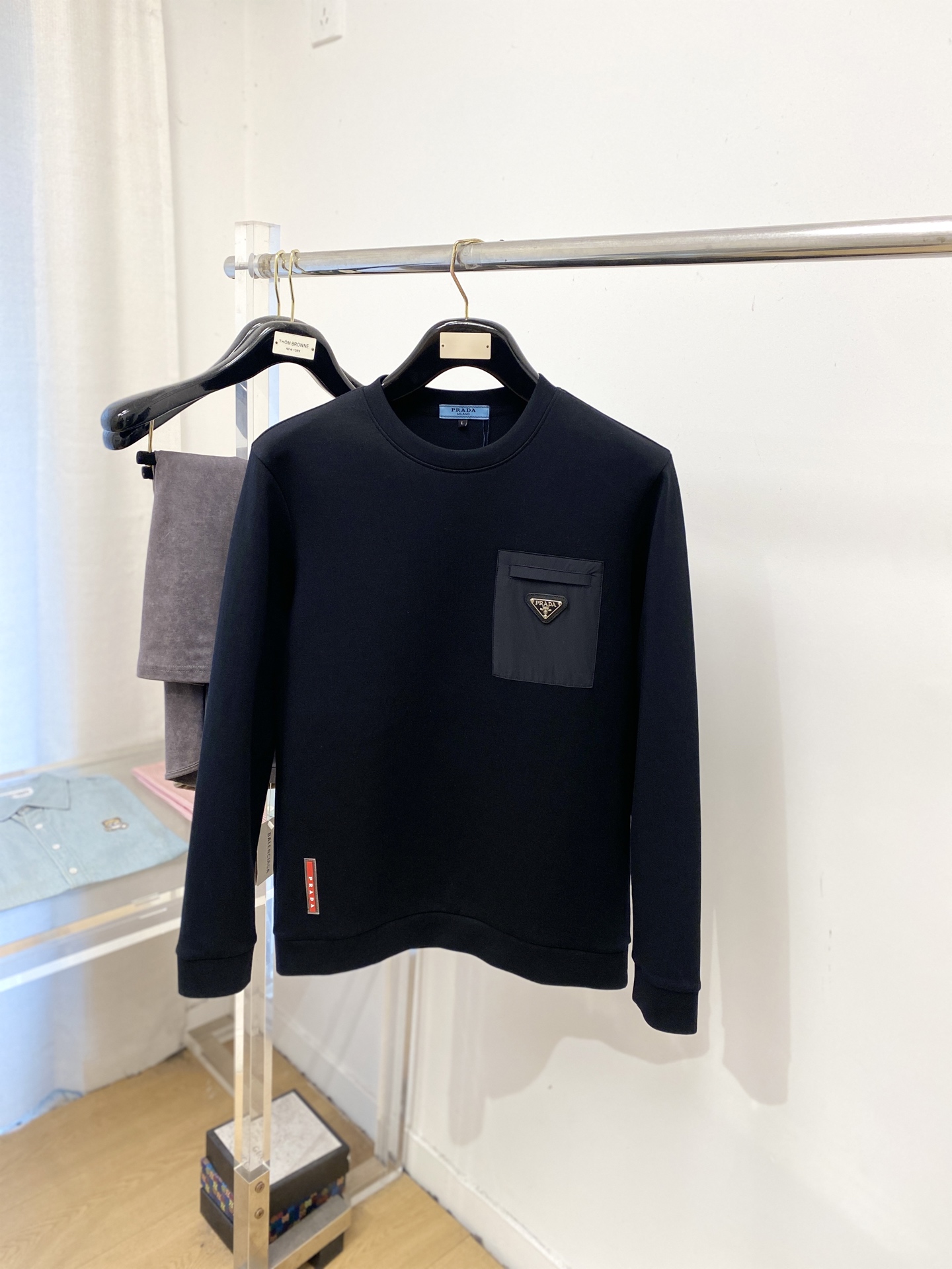 🌾退换！ 普拉达、2025新品长袖卫衣，帅气时尚，胸前五金装饰三角标logo，简约百搭款。面料棉 不仅挺