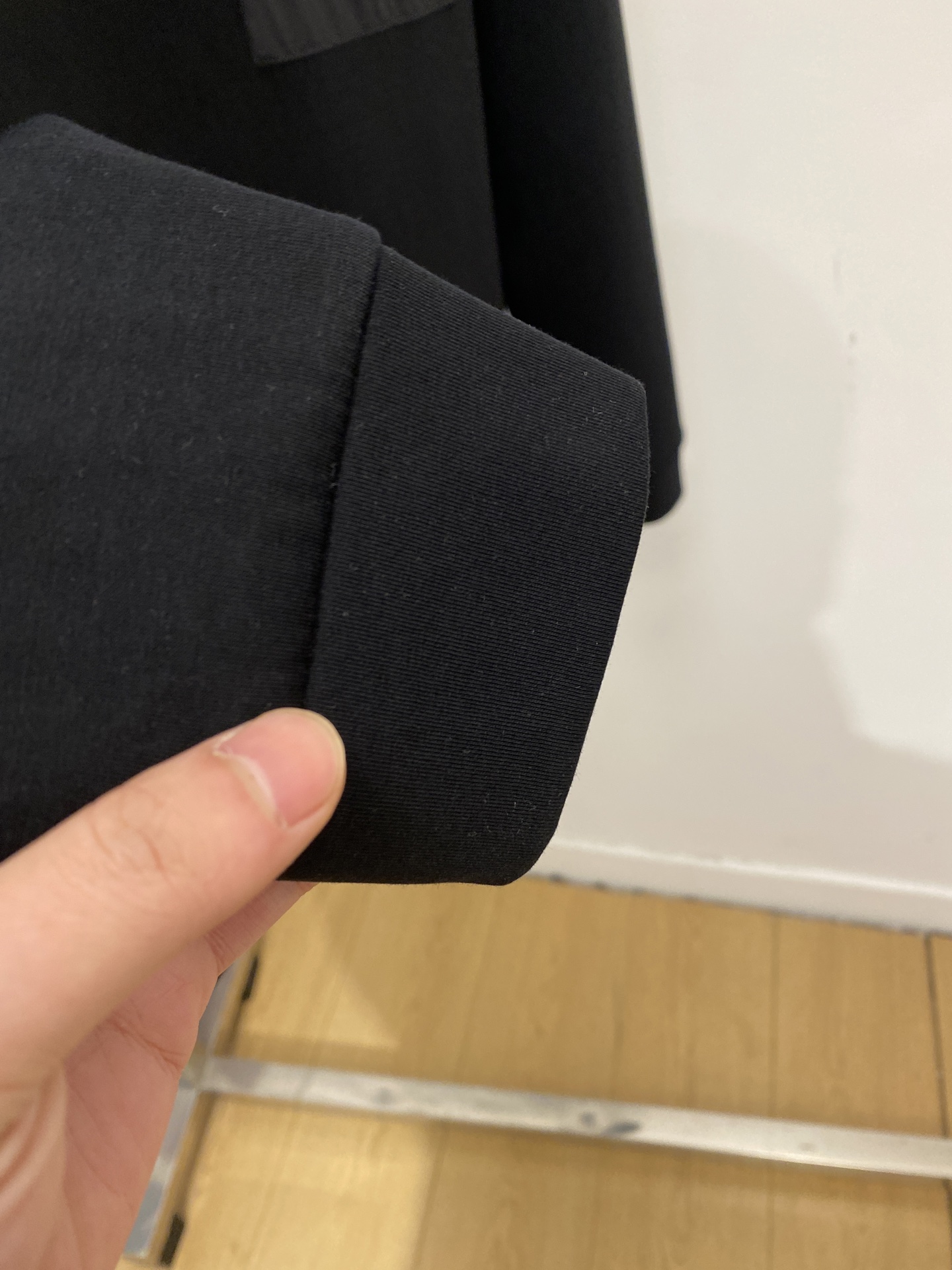 🌾退换！ 普拉达、2025新品长袖卫衣，帅气时尚，胸前五金装饰三角标logo，简约百搭款。面料棉 不仅挺