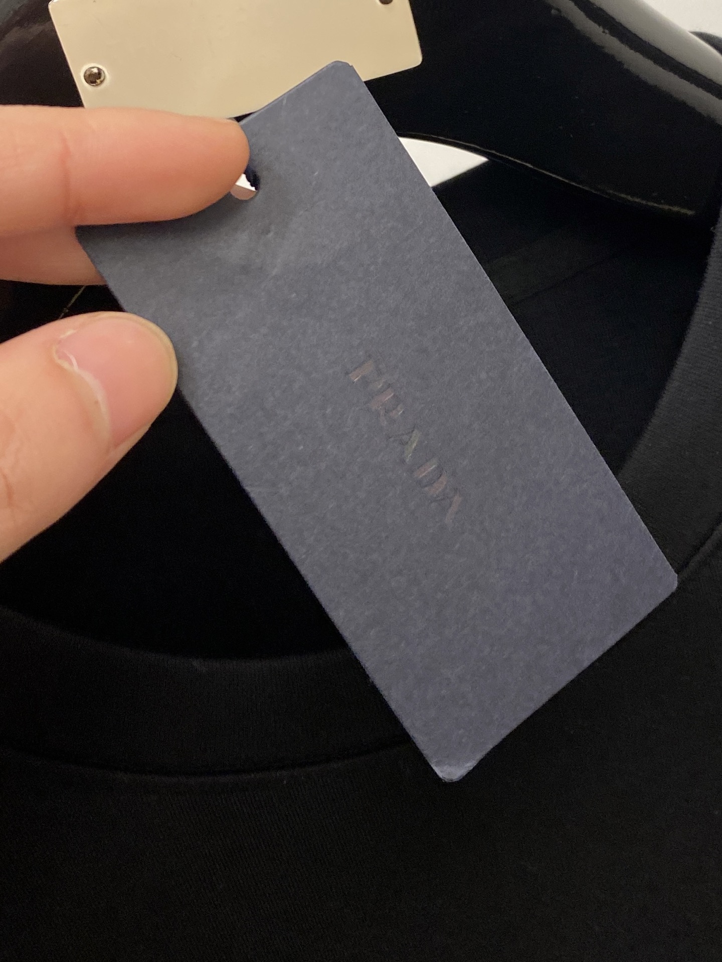 🌾退换！ 普拉达、2025新品长袖卫衣，帅气时尚，胸前五金装饰三角标logo，简约百搭款。面料棉 不仅挺