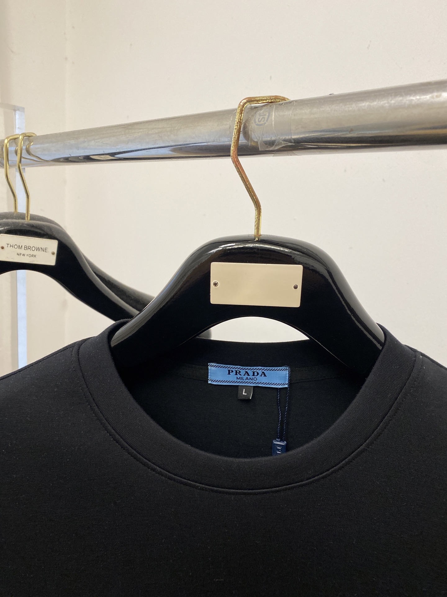 🌾退换！ 普拉达、2025新品长袖卫衣，帅气时尚，胸前五金装饰三角标logo，简约百搭款。面料棉 不仅挺