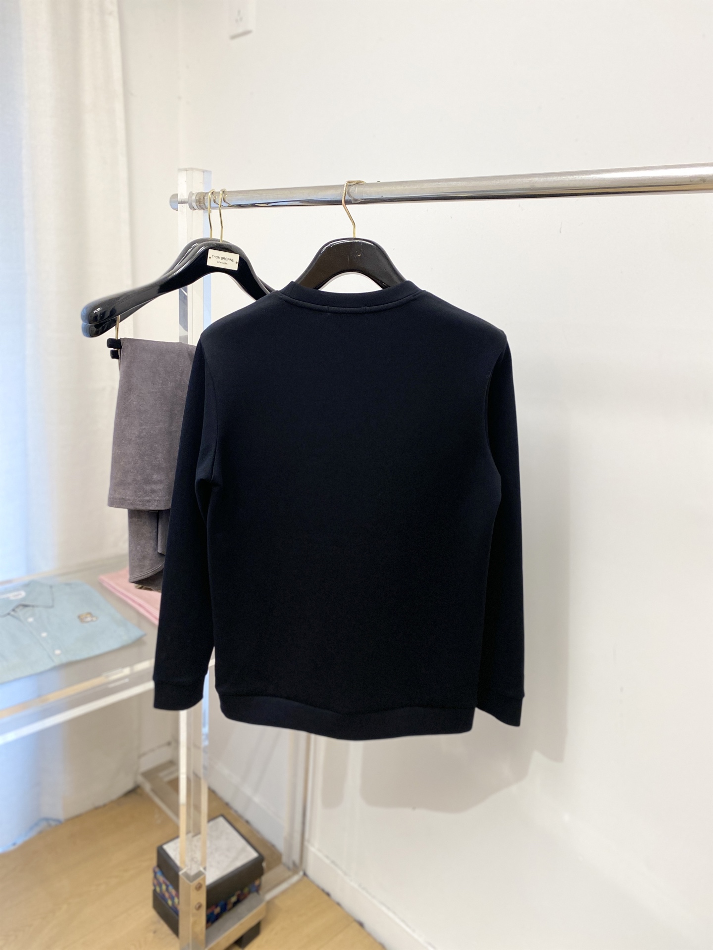 🌾退换！ 普拉达、2025新品长袖卫衣，帅气时尚，胸前五金装饰三角标logo，简约百搭款。面料棉 不仅挺