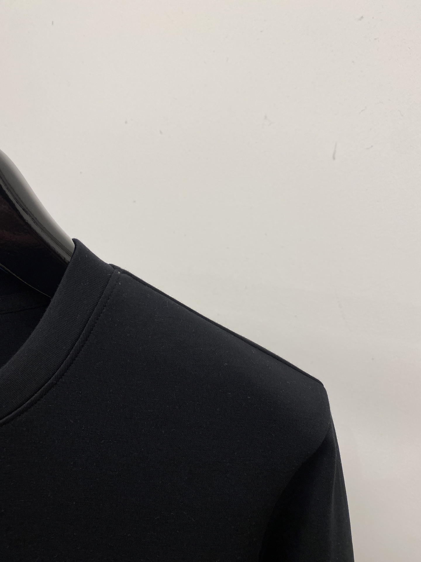 🌾退换！ 普拉达、2025新品长袖卫衣，帅气时尚，胸前五金装饰三角标logo，简约百搭款。面料棉 不仅挺