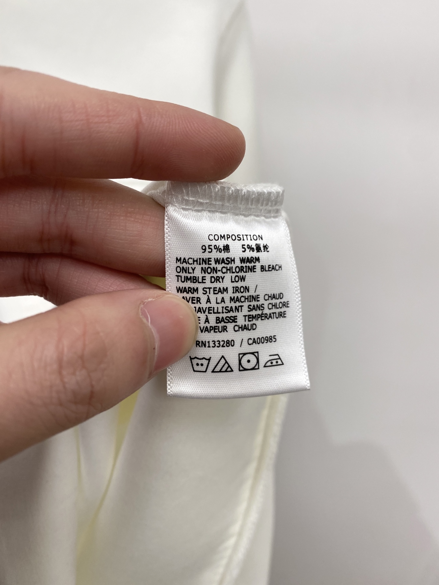 🌾退换！ 普拉达、2025新品长袖卫衣，帅气时尚，胸前五金装饰三角标logo，简约百搭款。面料棉 不仅挺