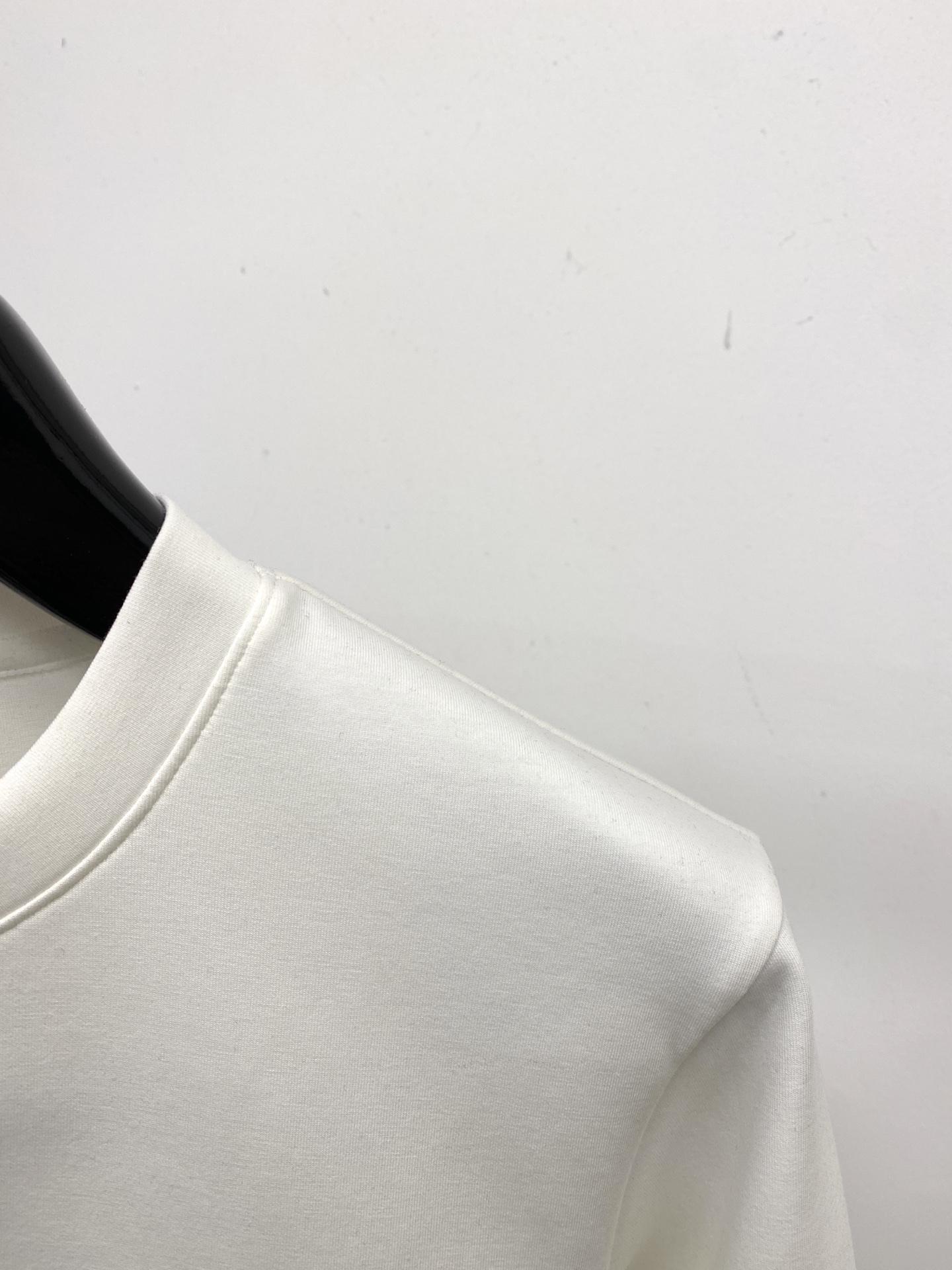 🌾退换！ 普拉达、2025新品长袖卫衣，帅气时尚，胸前五金装饰三角标logo，简约百搭款。面料棉 不仅挺