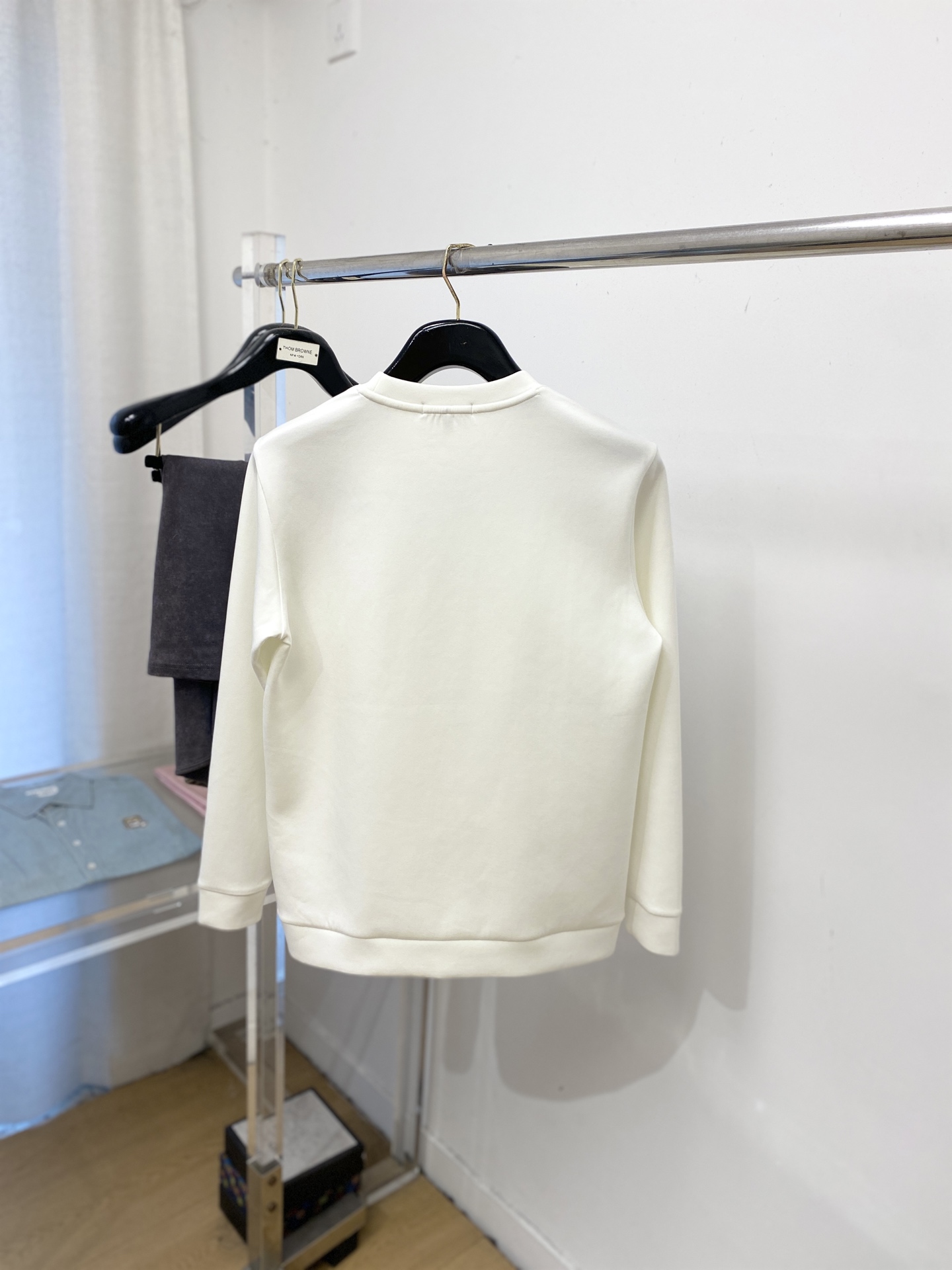 🌾退换！ 普拉达、2025新品长袖卫衣，帅气时尚，胸前五金装饰三角标logo，简约百搭款。面料棉 不仅挺