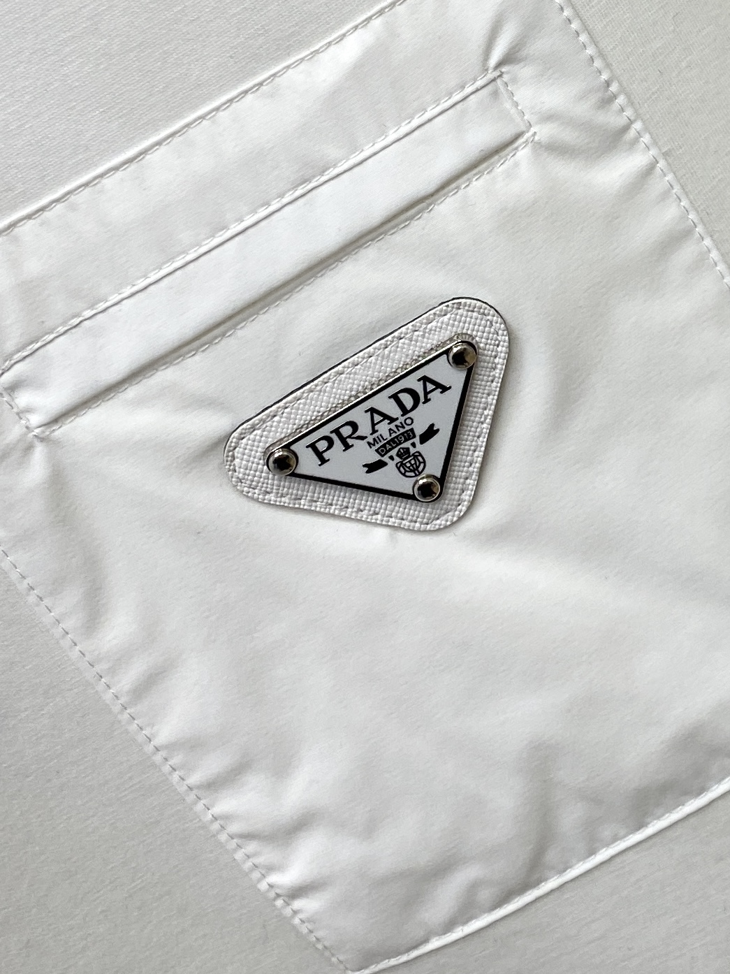 🌾退换！ 普拉达、2025新品长袖卫衣，帅气时尚，胸前五金装饰三角标logo，简约百搭款。面料棉 不仅挺