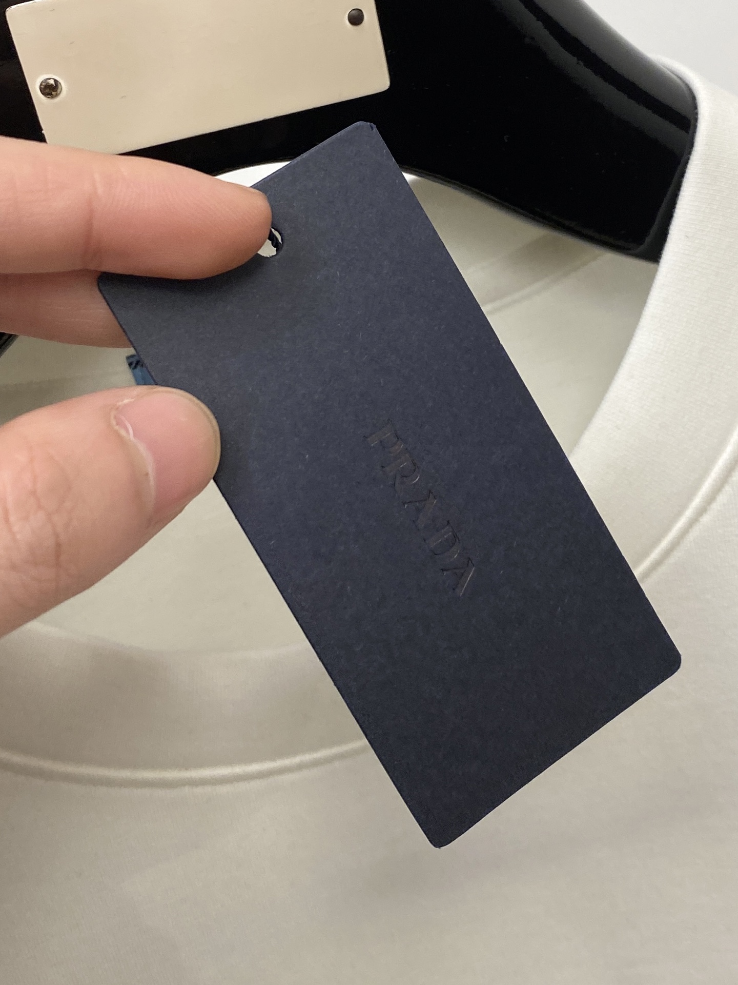 🌾退换！ 普拉达、2025新品长袖卫衣，帅气时尚，胸前五金装饰三角标logo，简约百搭款。面料棉 不仅挺