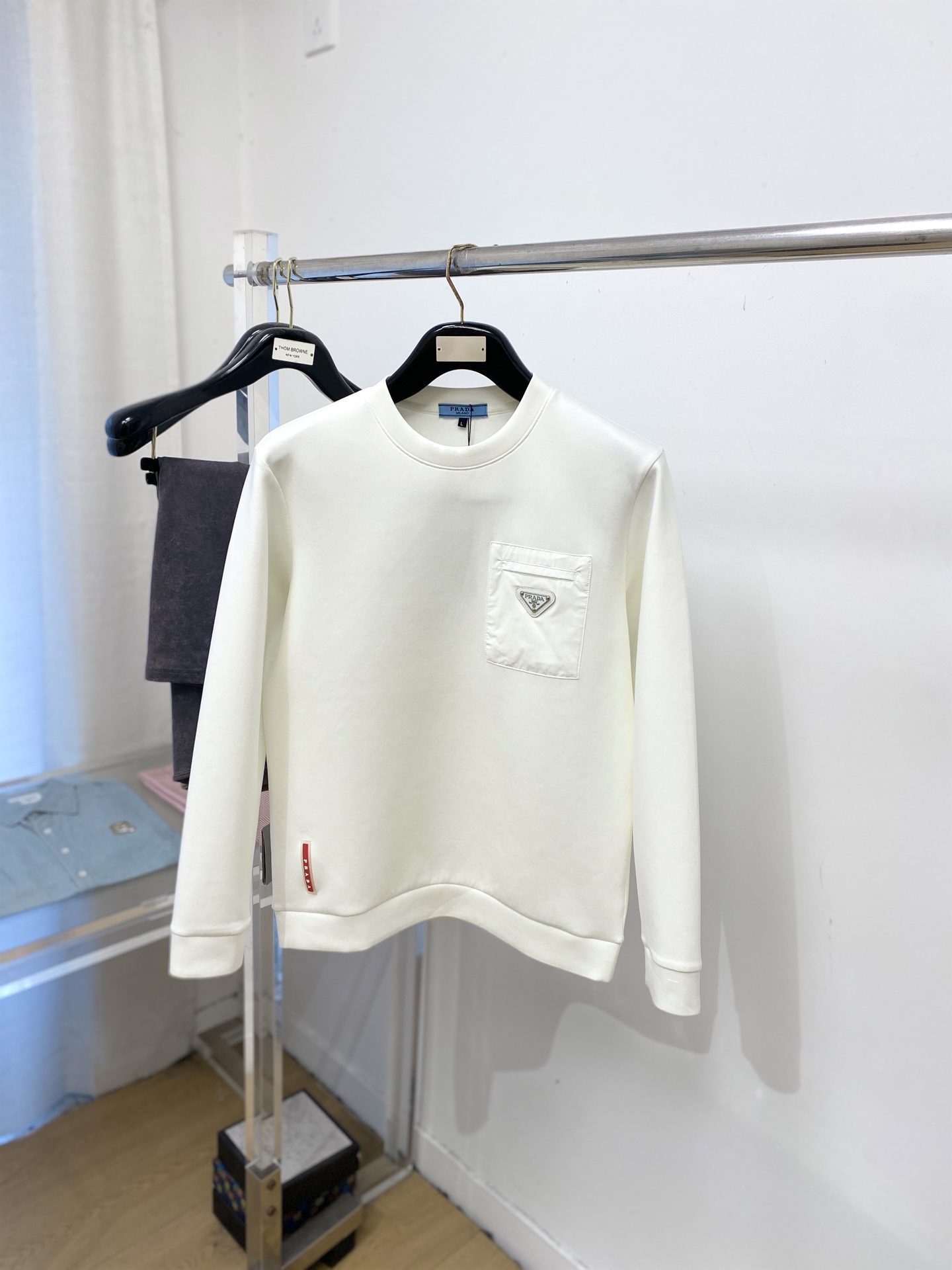 🌾退换！ 普拉达、2025新品长袖卫衣，帅气时尚，胸前五金装饰三角标logo，简约百搭款。面料棉 不仅挺