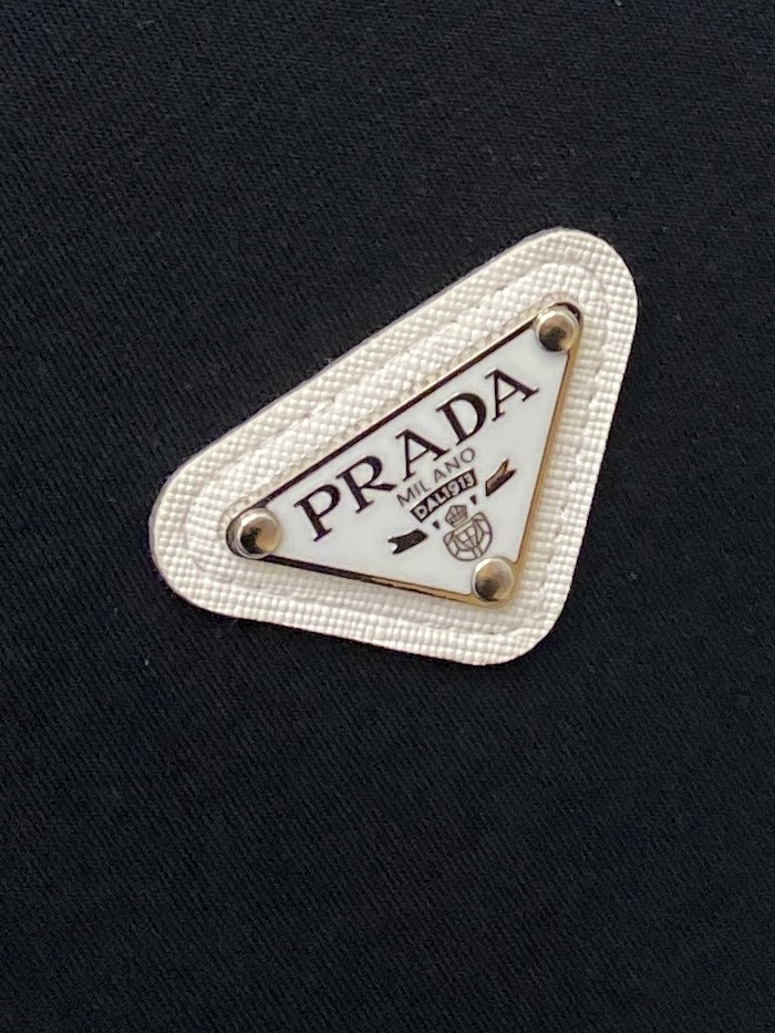 🌾退换！ 普拉达、2025新品长袖卫衣，帅气时尚，胸前五金装饰三角标logo，简约百搭款。面料棉 不仅挺
